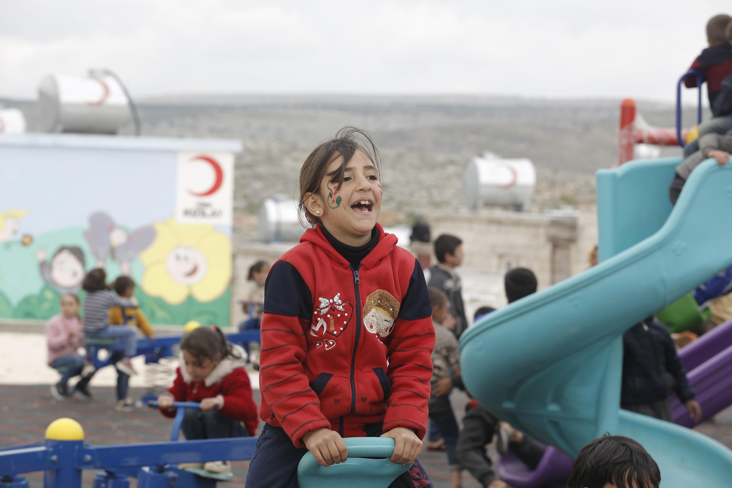 Briket evlerine kavuşan Suriyeli çocuklar, ilk kez parkta oyun oynadı