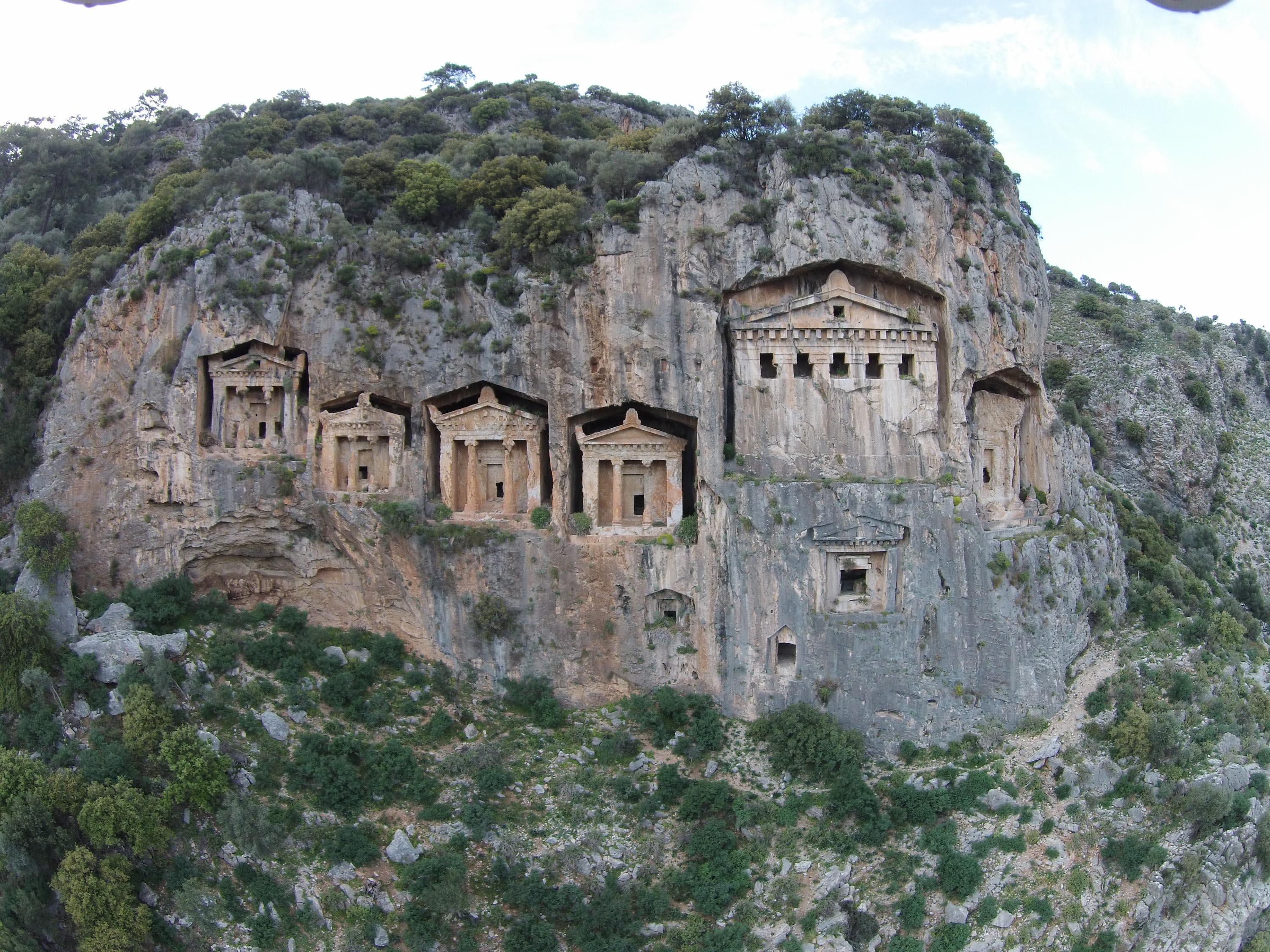 Kaunos Antik Kentindeki kaya mezarlarında yok olma tehlikesi