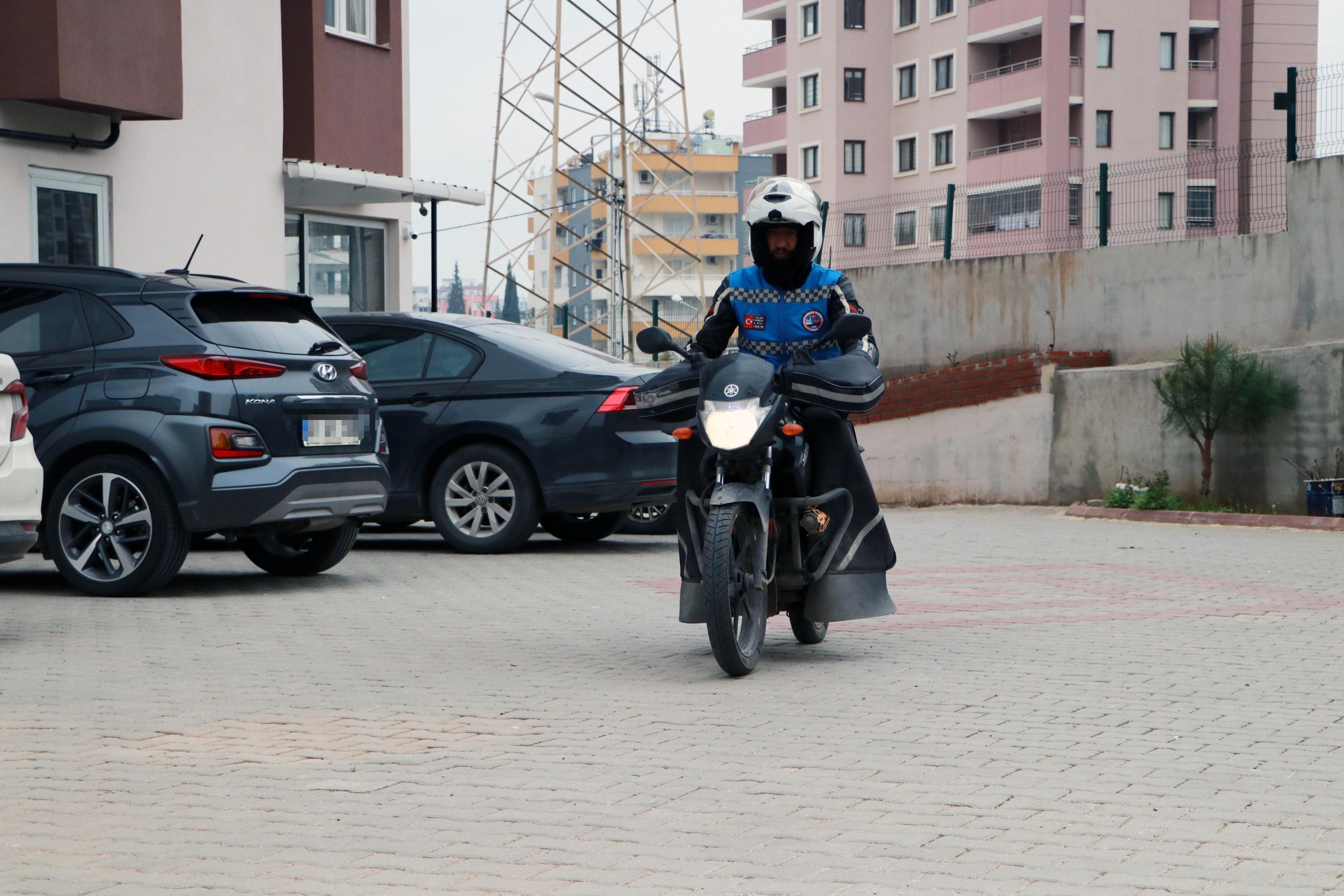 Apartmanın girişindeki köpekler ve kuryeler giremez yazısına tepki