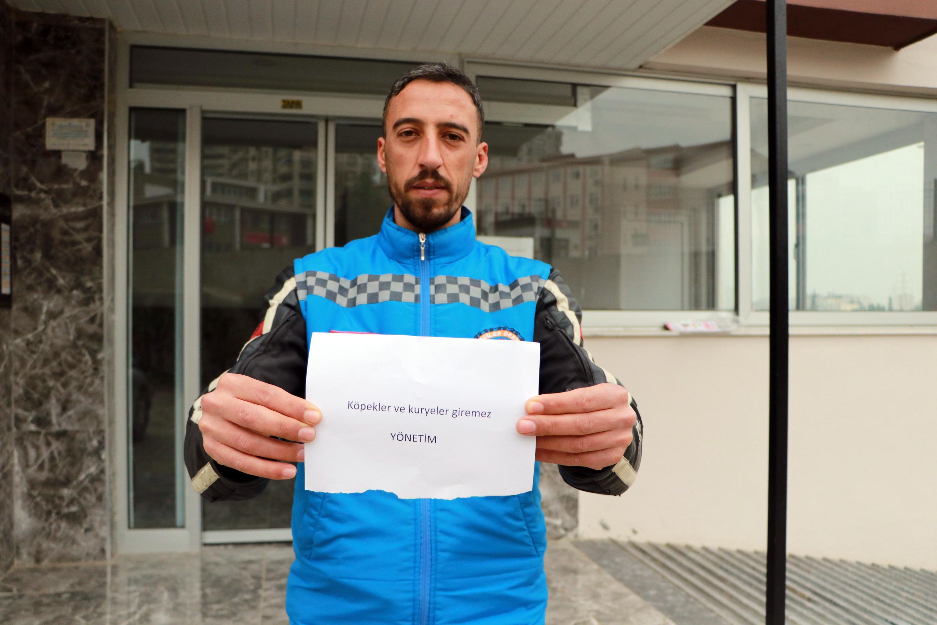 Apartmanın girişindeki köpekler ve kuryeler giremez yazısına tepki