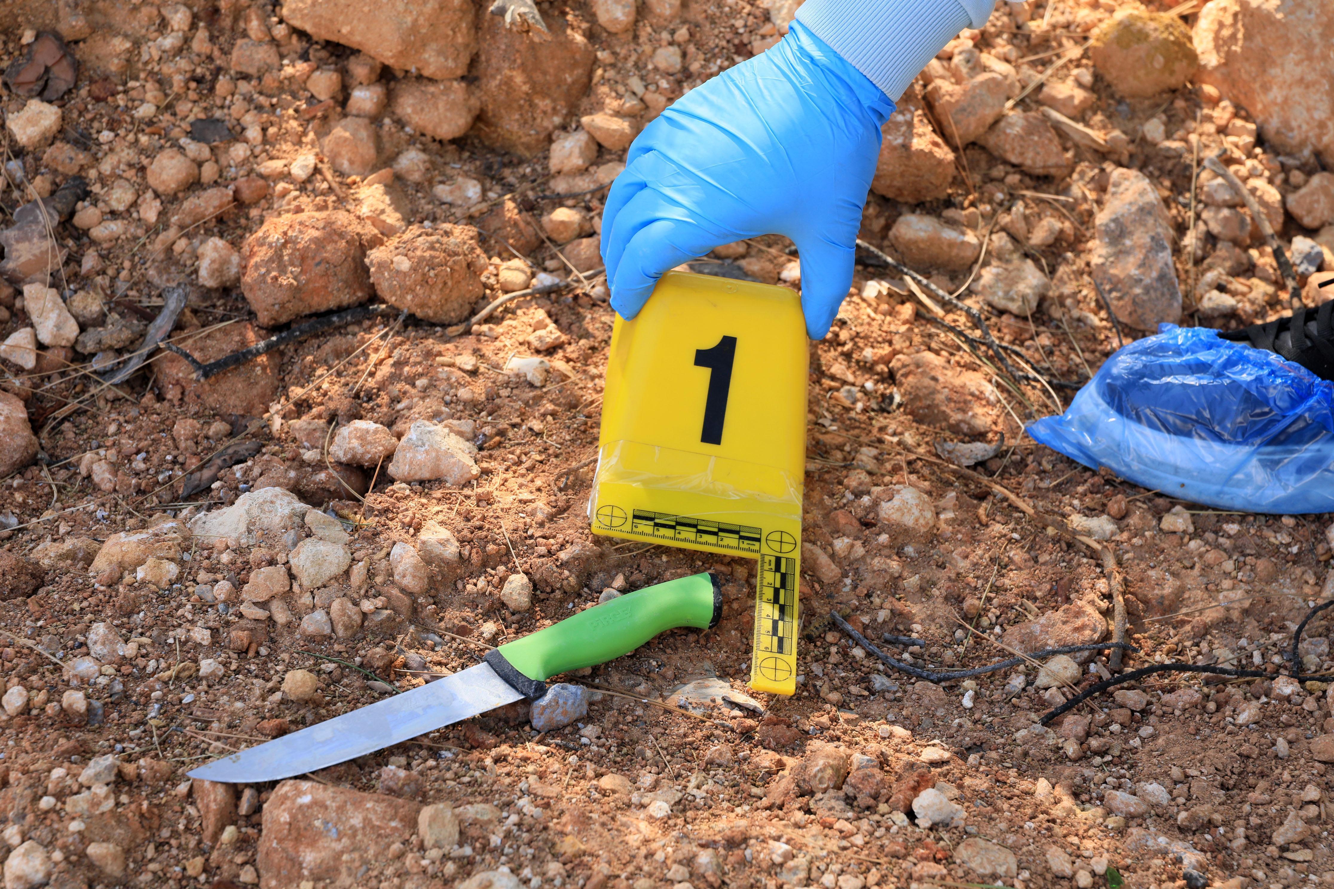 Parmak izi karanlık odada incelenip, suç dosyaları aydınlatılıyor