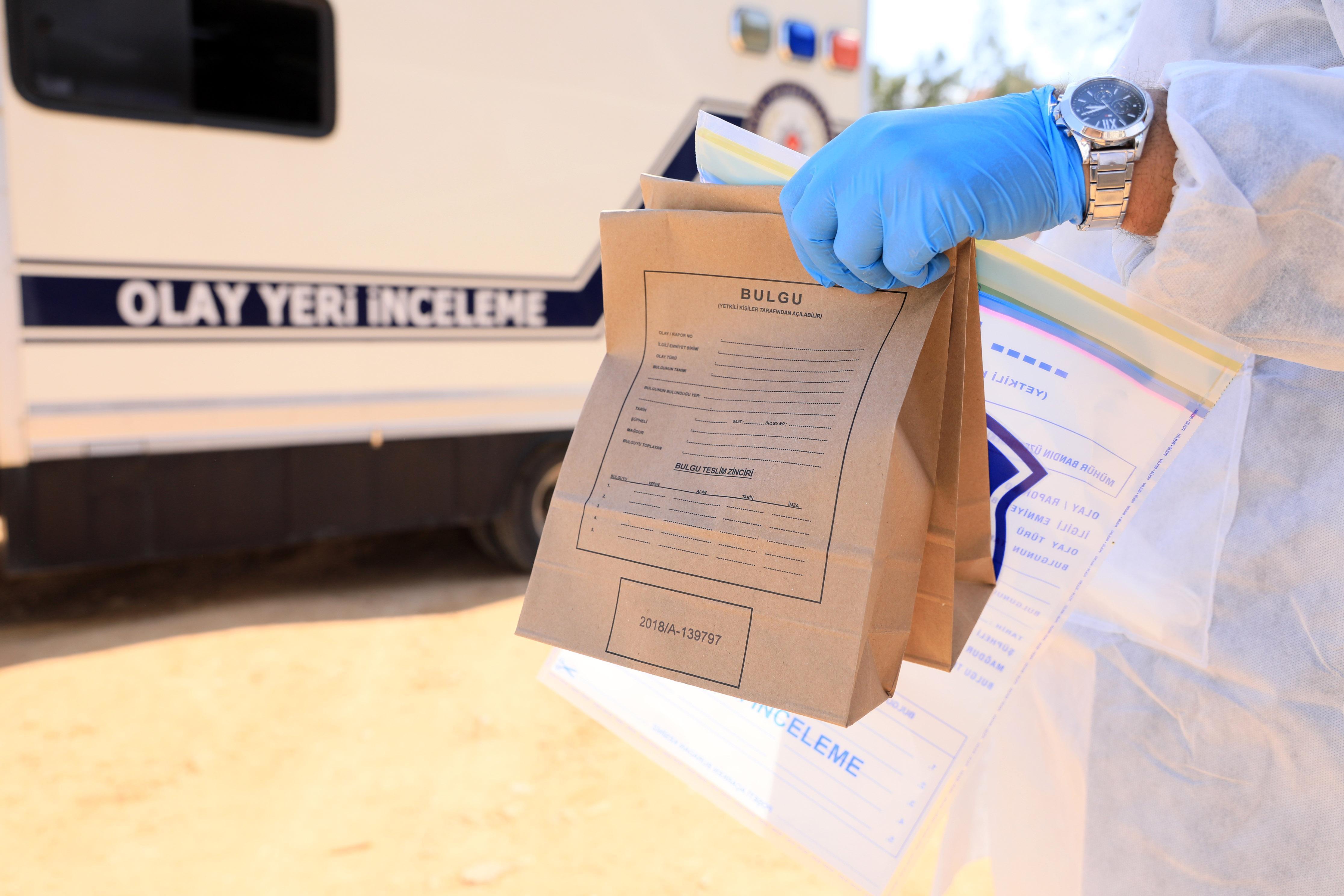 Parmak izi karanlık odada incelenip, suç dosyaları aydınlatılıyor