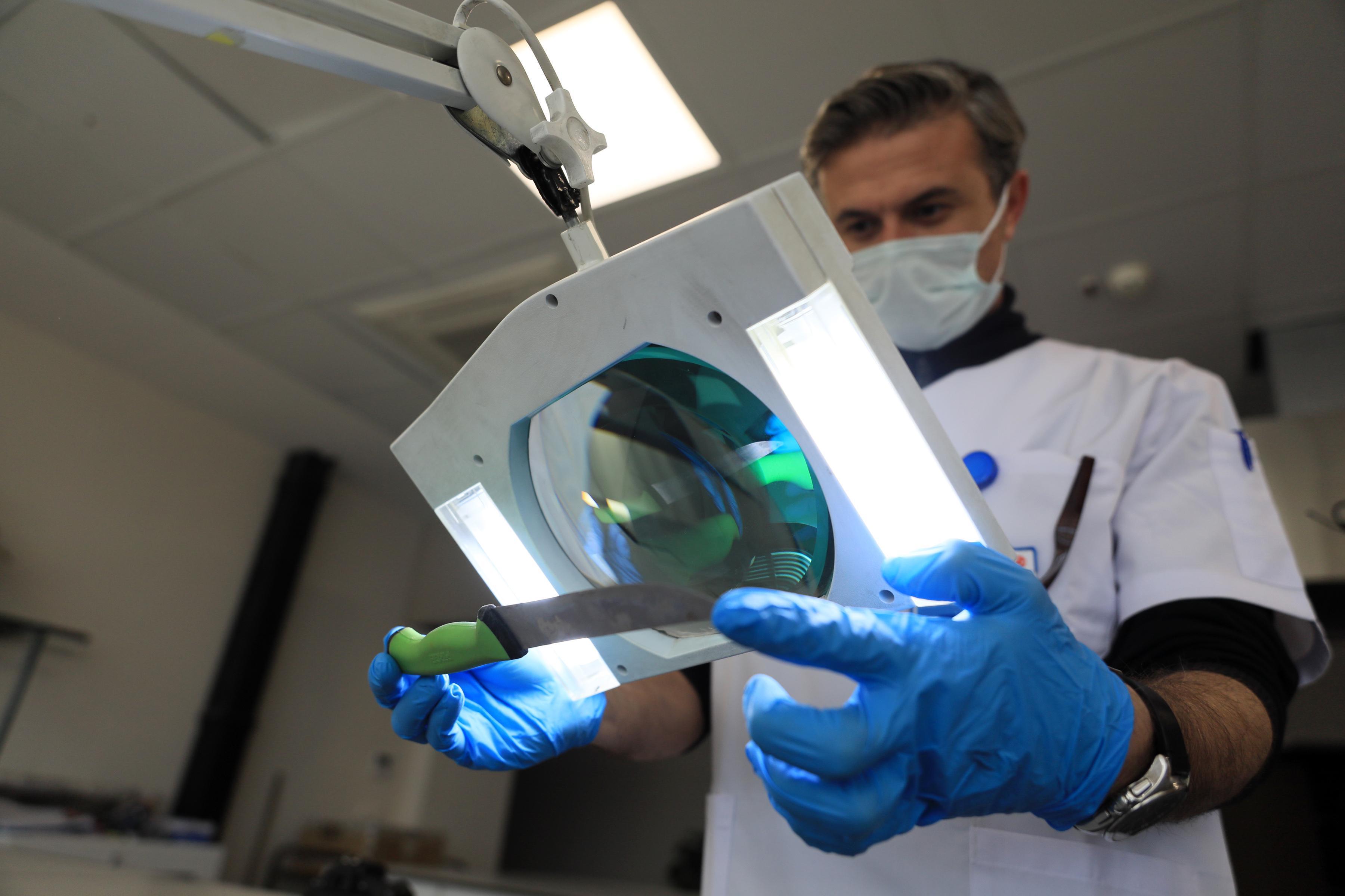 Parmak izi karanlık odada incelenip, suç dosyaları aydınlatılıyor