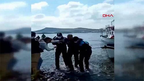 Foçada askeri eğitim uçağı denize düştü: 2 pilot sağ kurtarıldı