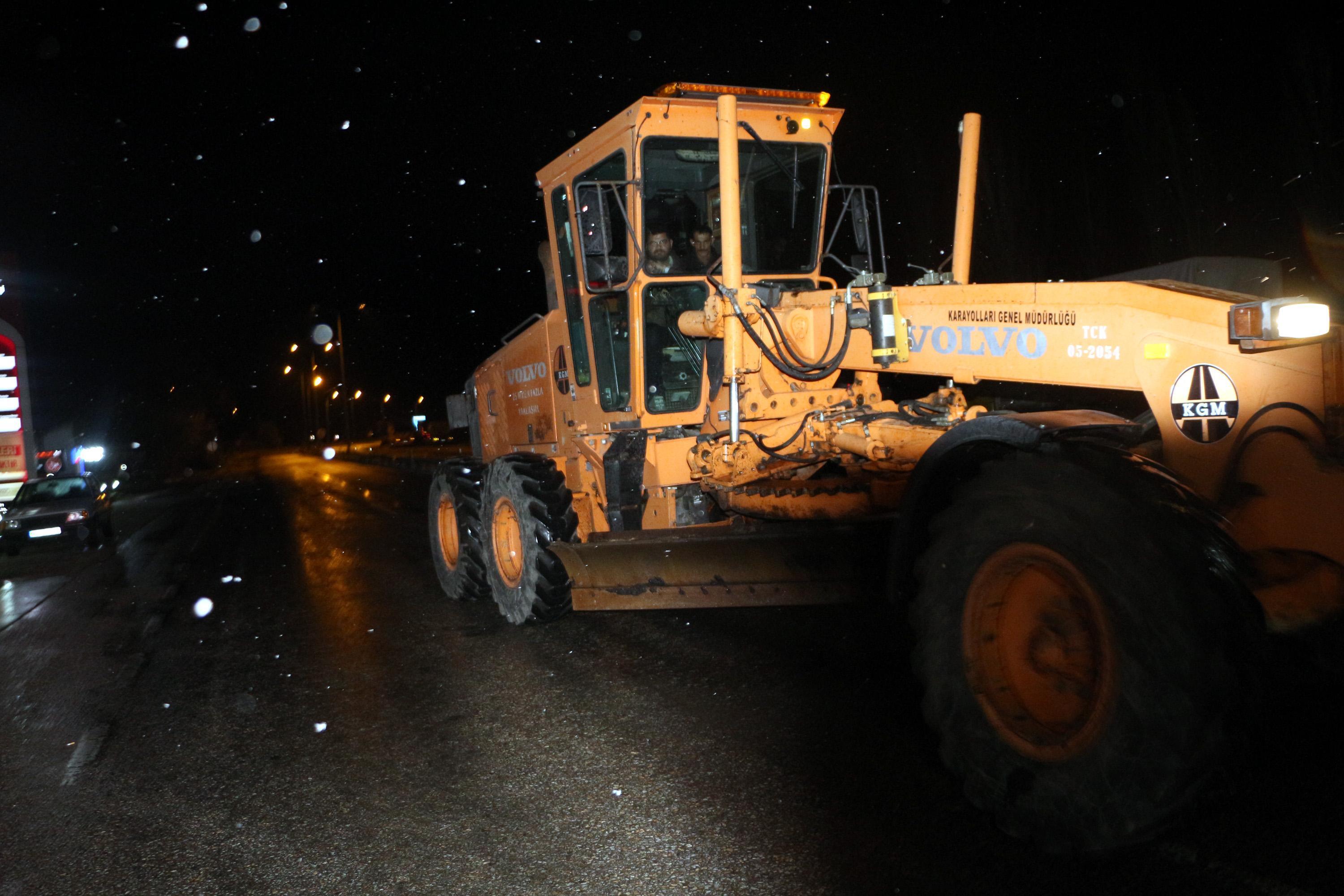 Tokat- Sivas karayolunda ulaşıma kar engeli
