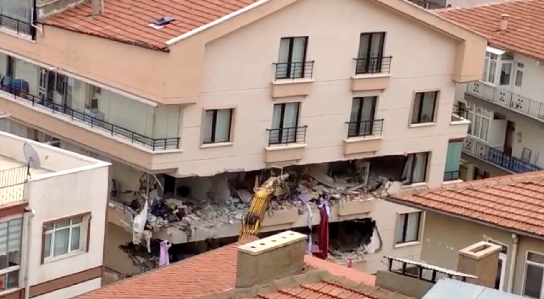 Ankarada inşaat kazısında temeli kayan binanın çatısı çöktü... Yıkıma ara verildi