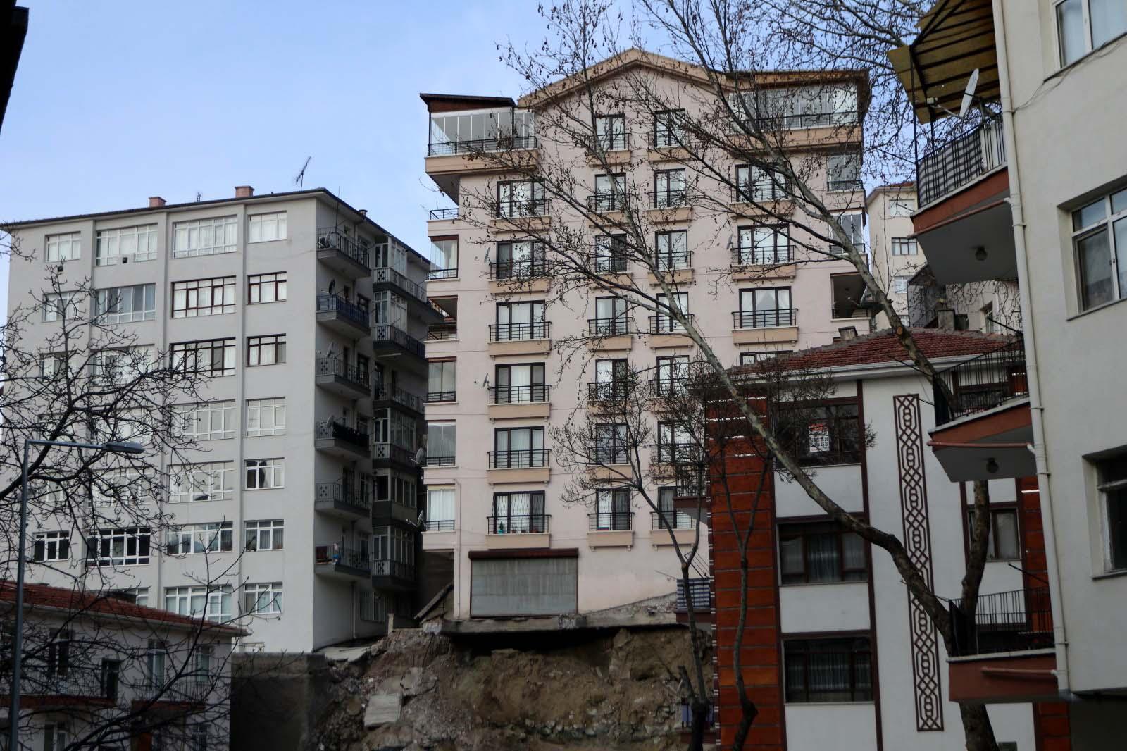 Ankarada inşaat kazısında temeli kayan binanın çatısı çöktü... Yıkıma ara verildi