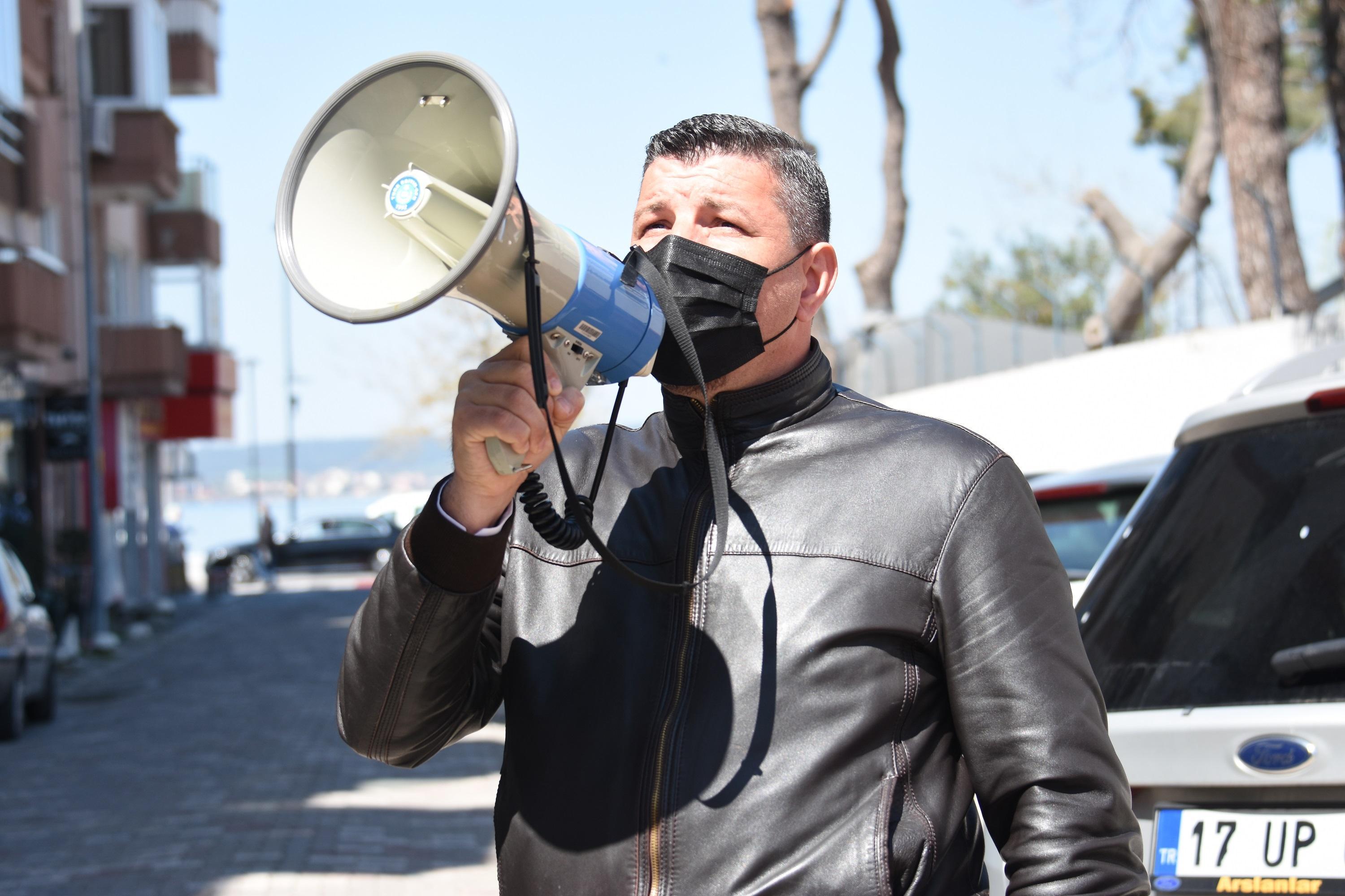 Muhtar elinde megafonla, mahalleliye koronavirüs uyarısı yapıyor