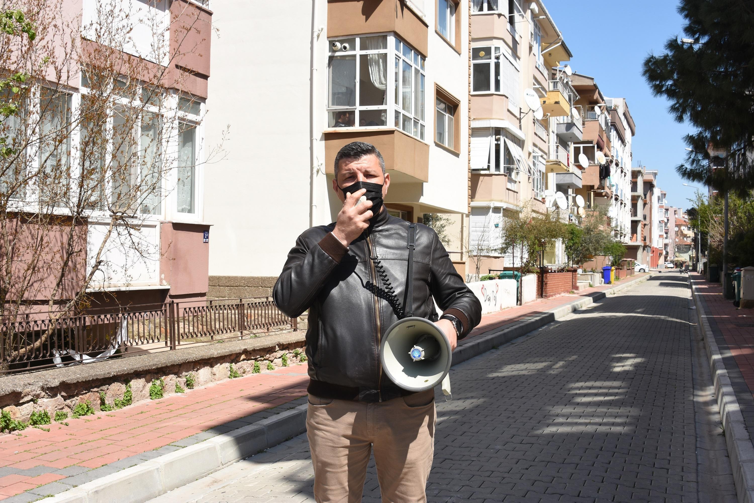 Muhtar elinde megafonla, mahalleliye koronavirüs uyarısı yapıyor