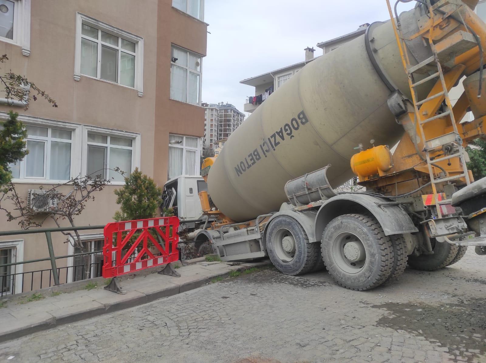 Beşiktaşta beton mikseri 7 katlı binaya çarptı