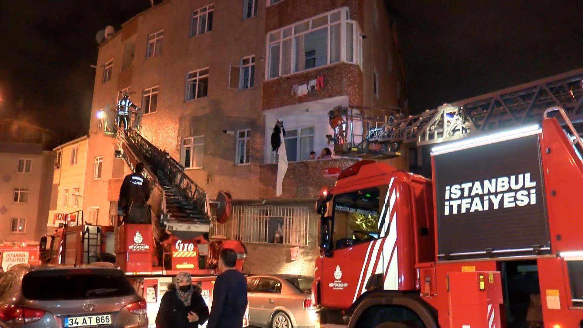 Gaziosmanpaşada bina girişindeki elektrik panosunda yangın çıktı: 12 kişiyi itfaiye kurtardı