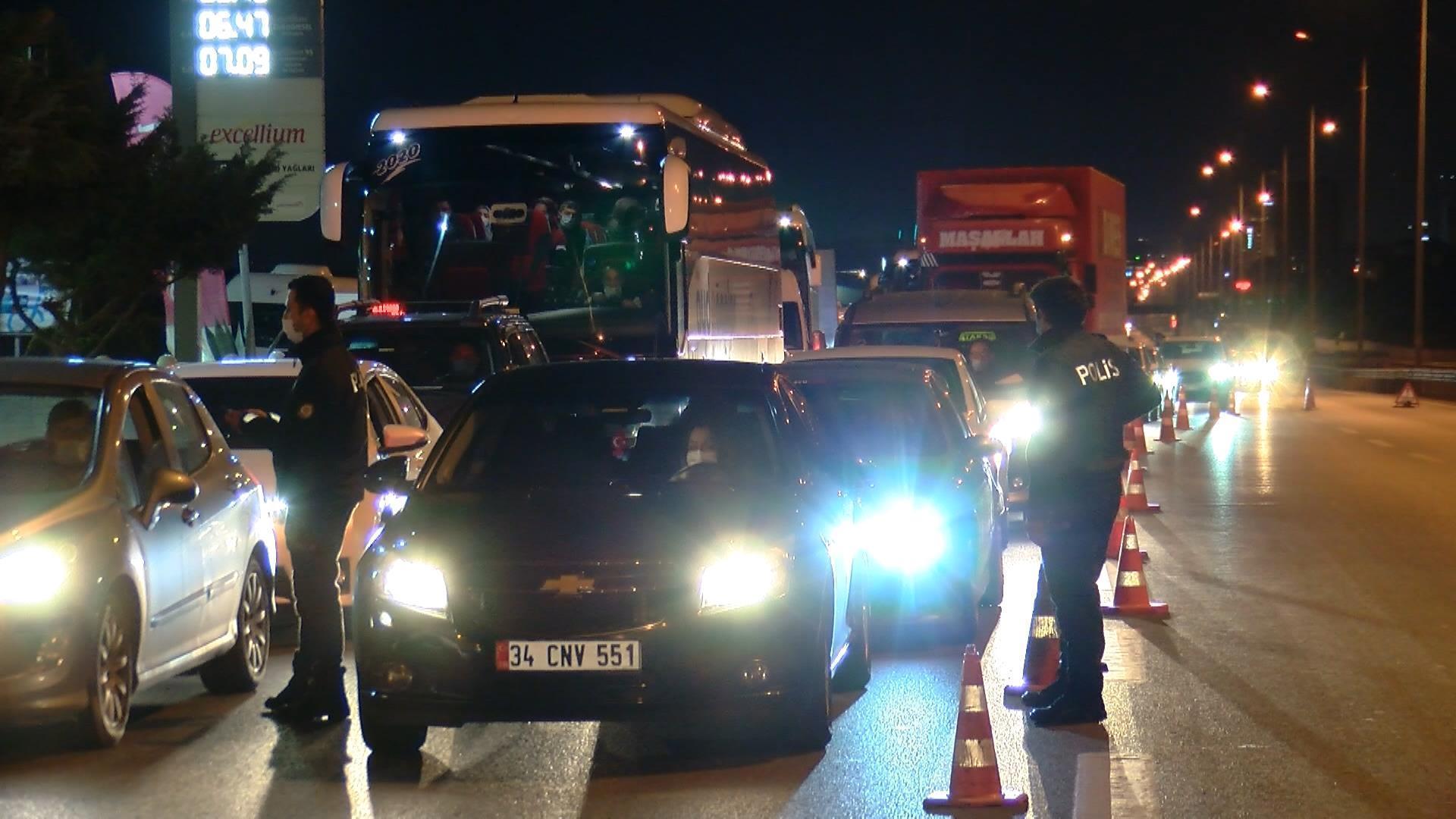 İstanbulda seyahat kısıtlaması başladı, polis tek tek belge kontrolü yaptı
