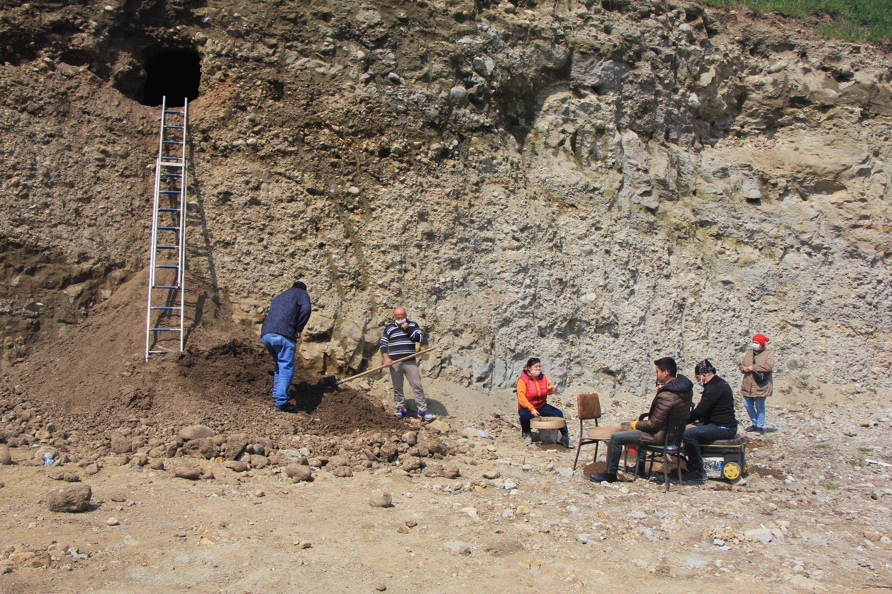 Heyelanda ortaya çıkan oygu mezarda kurtarma kazısı