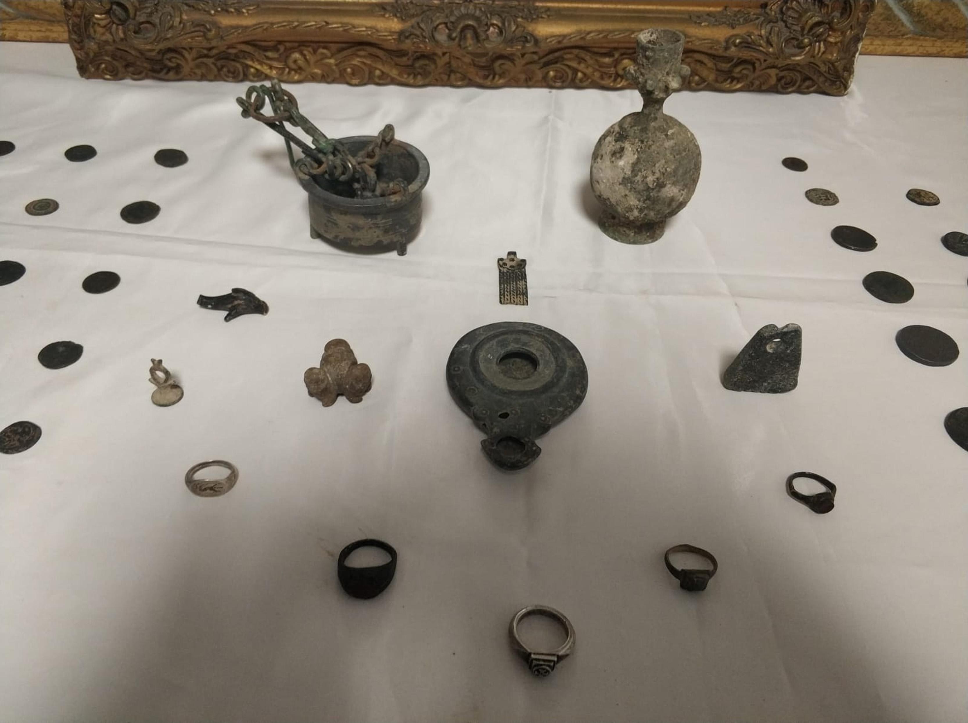 Otomobilde 85 adet tarihi eser ele geçirildi