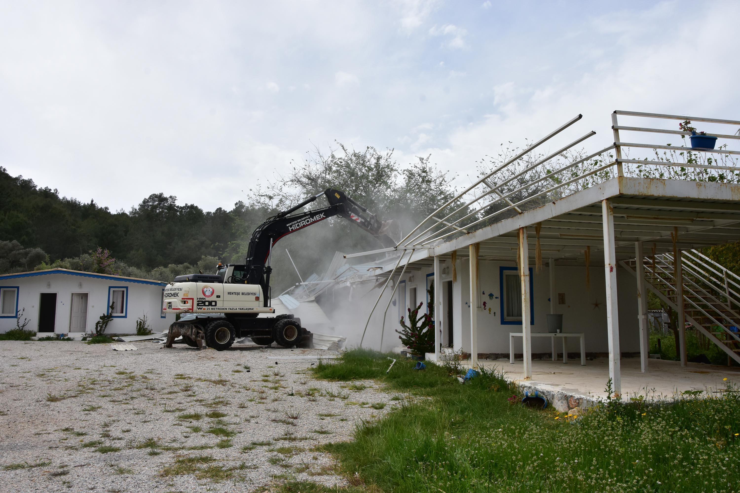 Akbük Koyunda gergin yıkım