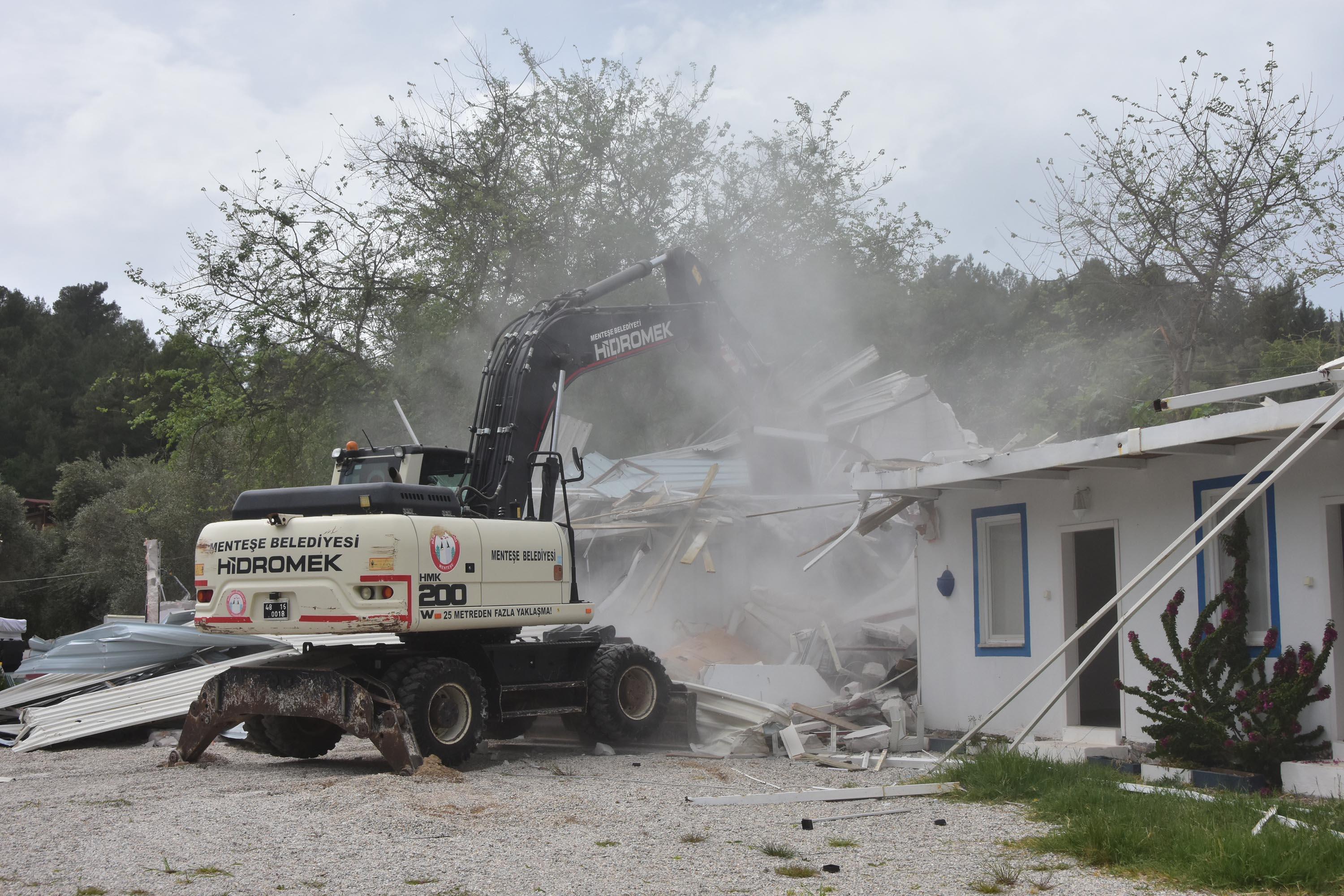 Akbük Koyunda gergin yıkım