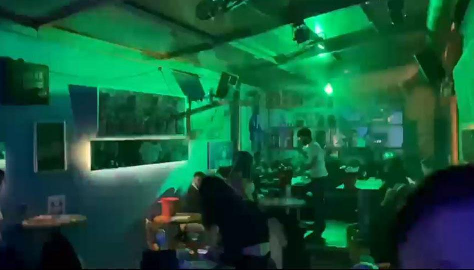 Beyoğlunda kısıtlamada gece kulübüne çevrilen lokantaya polis baskını