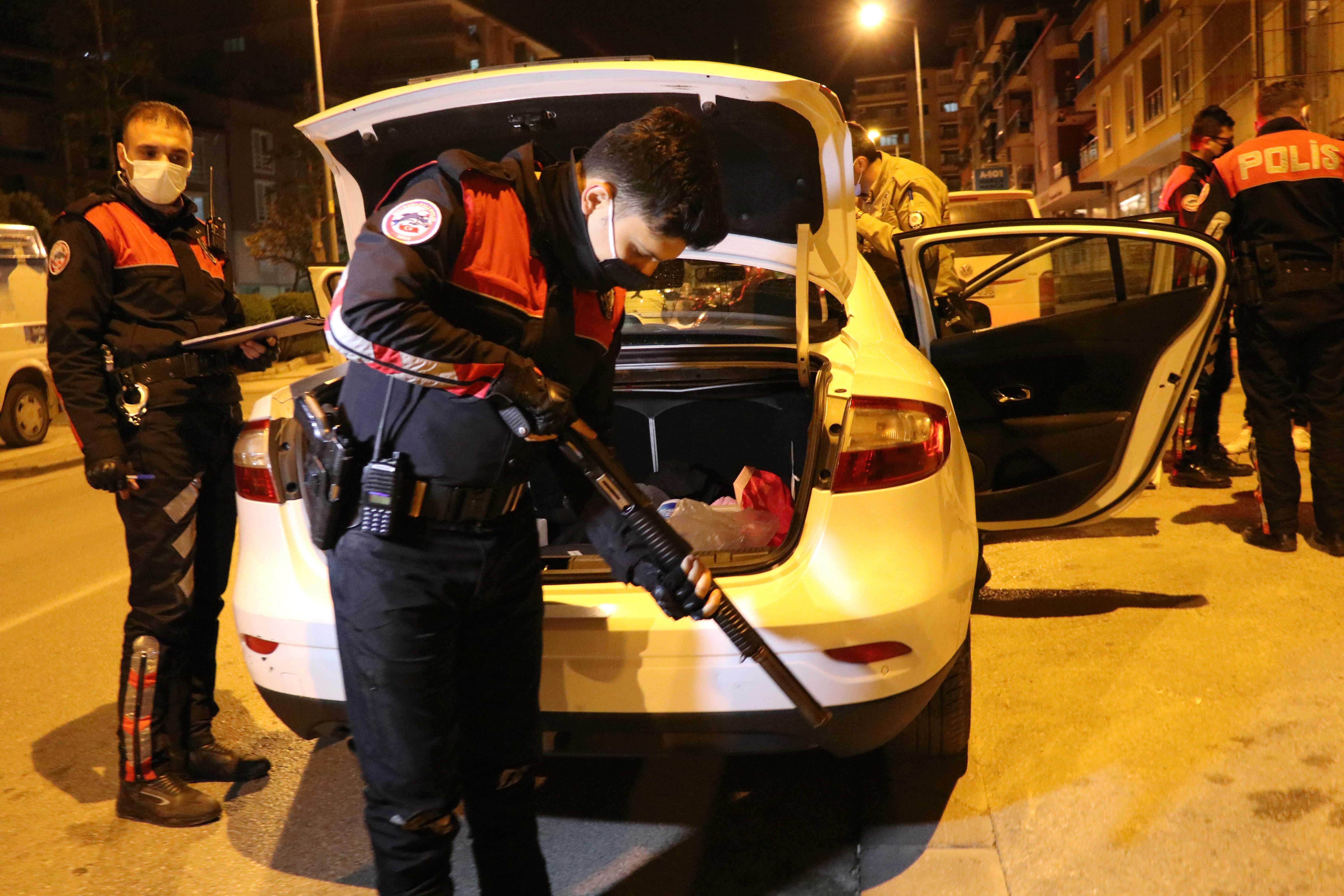 Kısıtlamayı ihlal eden ve polisten kaçan 3 kişiye 24 bin 550 lira ceza