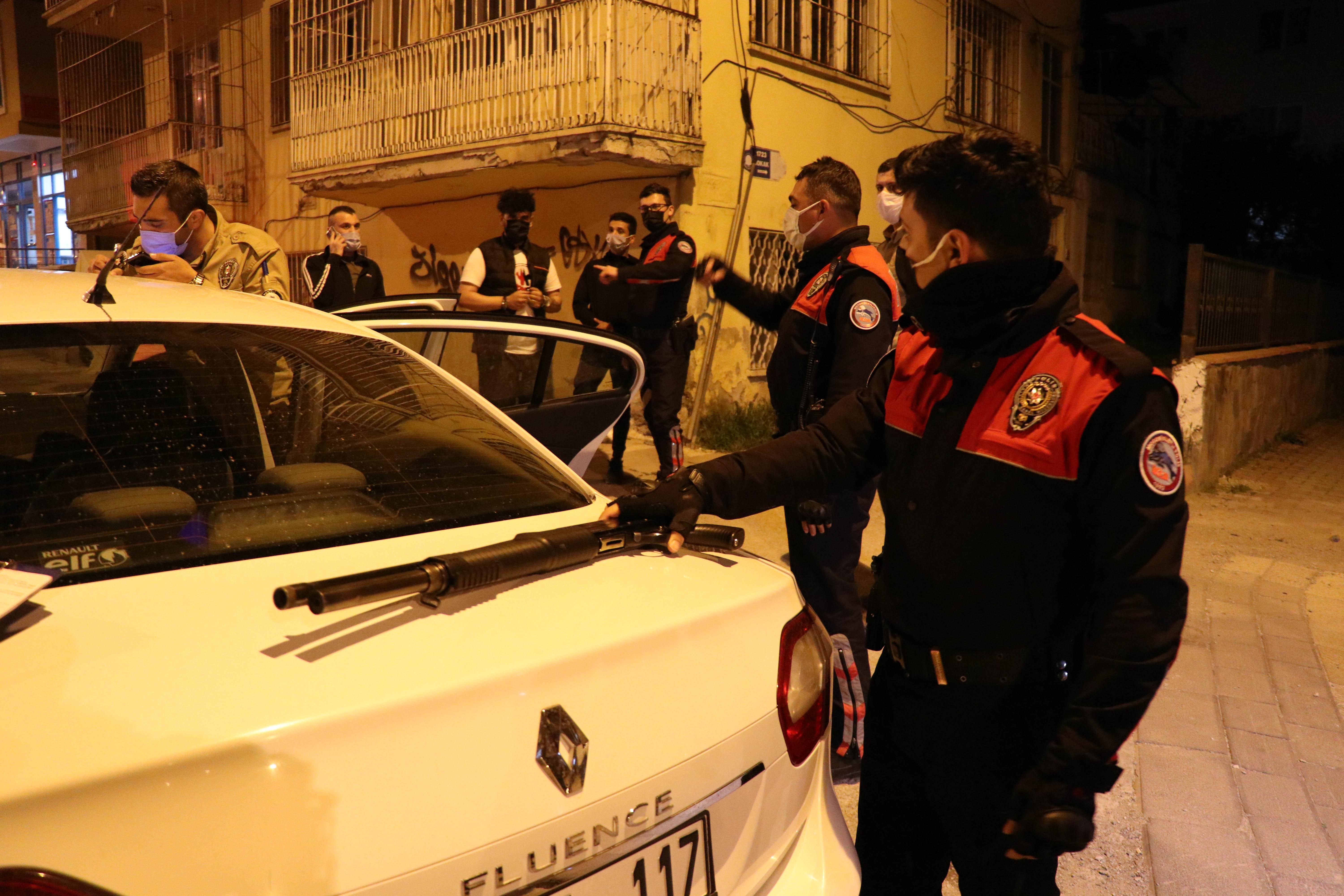 Kısıtlamayı ihlal eden ve polisten kaçan 3 kişiye 24 bin 550 lira ceza