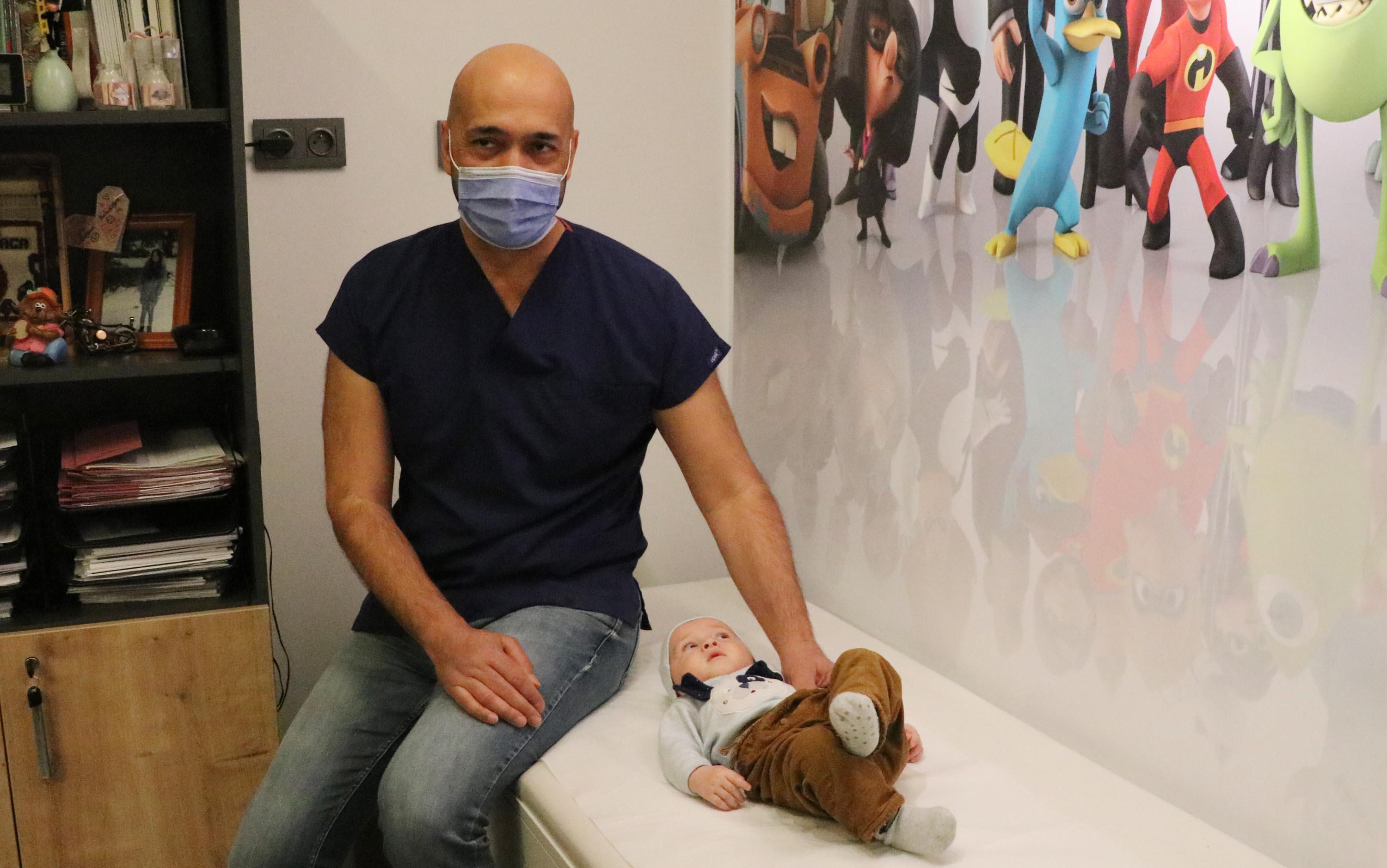 5 ay bağırsağı dışarıda yaşayan Emirhan bebek, sağlığına kavuştu