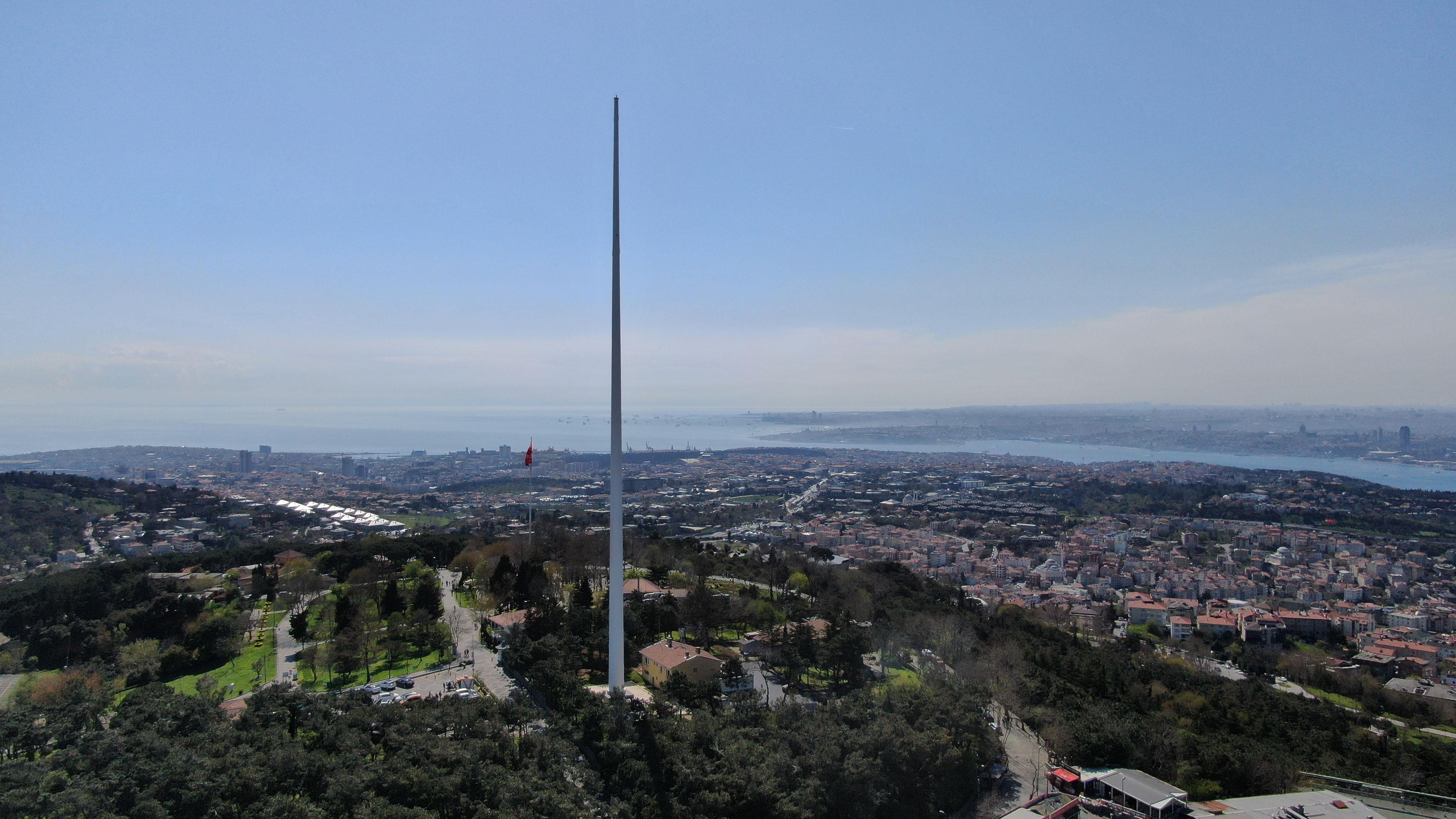 Türkiyenin en uzun bayrak direği Çamlıca Tepesinde