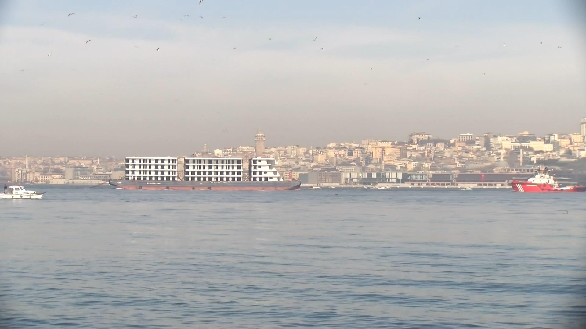 İstanbul Boğazından apartman geçti
