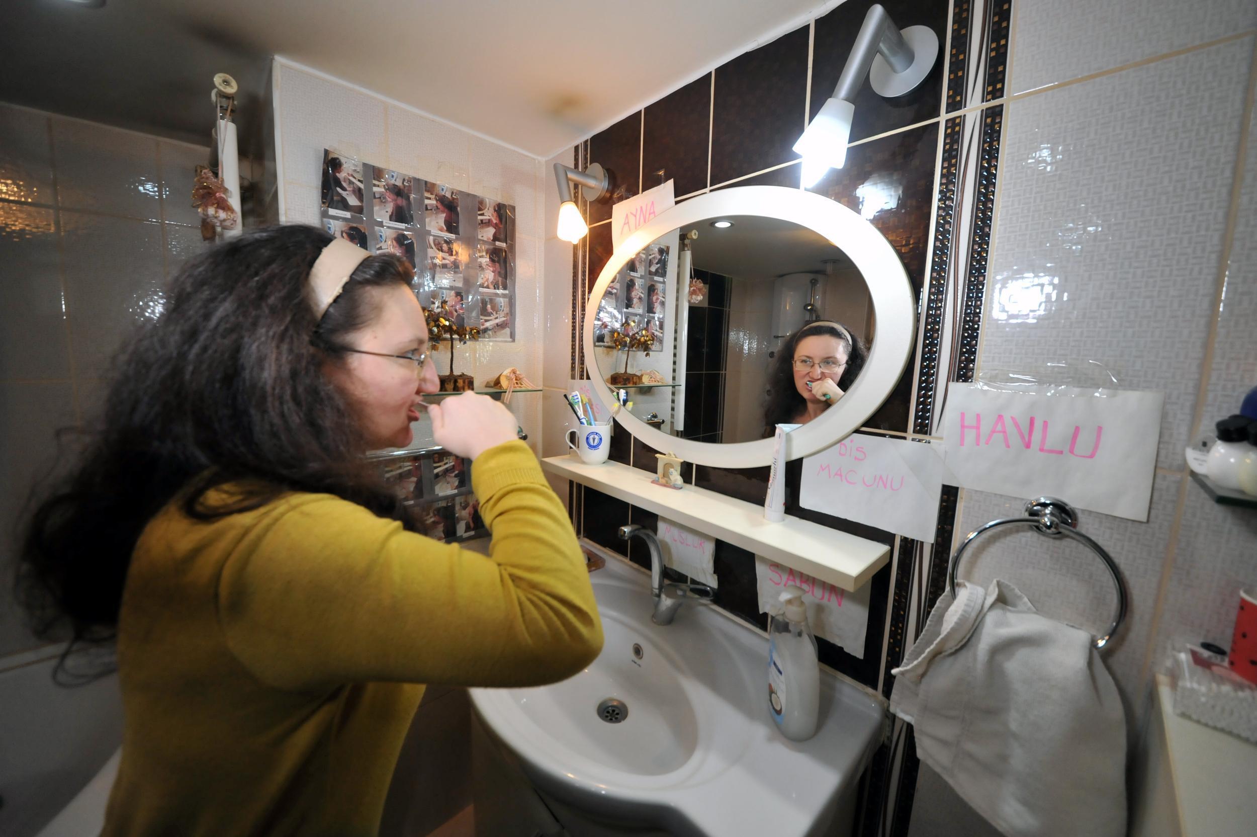 Bitkisel hayata girip hafızası silinen kızına, her şeyi yeniden öğretti