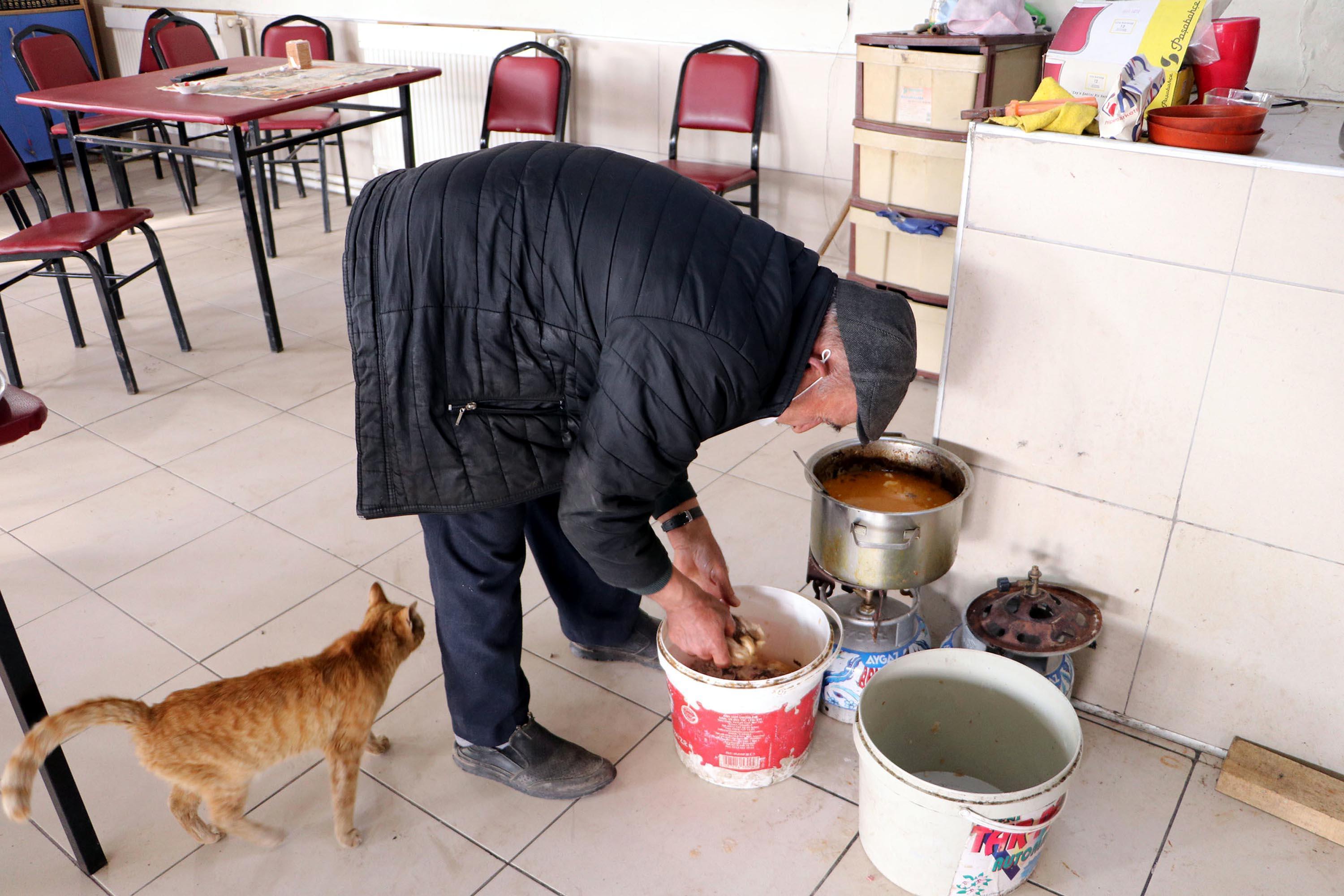 Pandemide kapanan kahvehanesini sokak hayvanlarına açtı