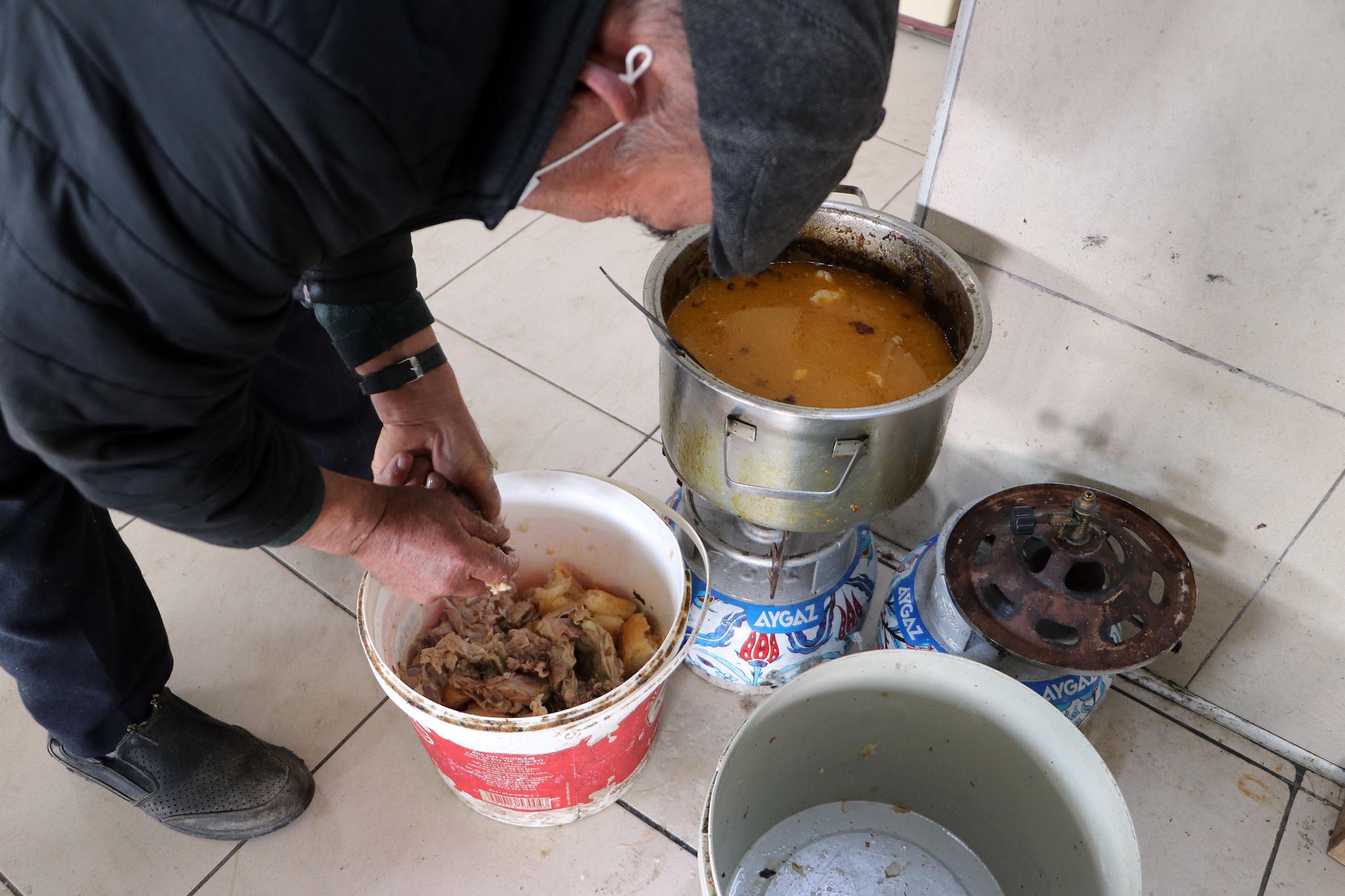 Pandemide kapanan kahvehanesini sokak hayvanlarına açtı