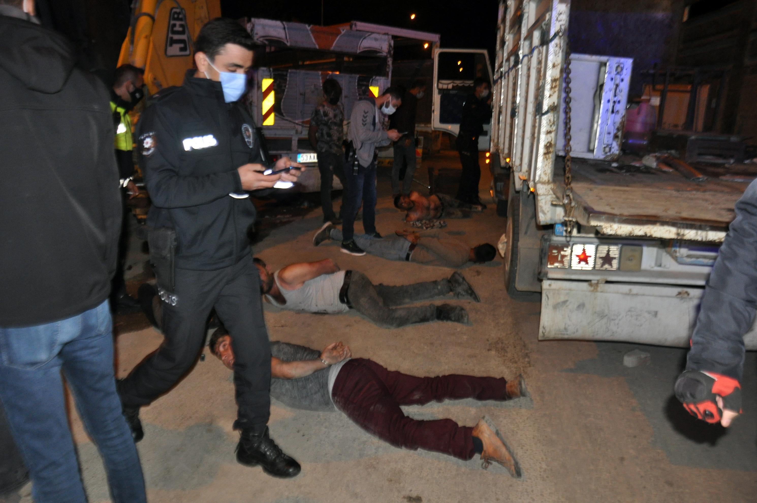 Hurdacı akrabalar arasında bıçaklı- sopalı kavga: 4 yaralı, 13 gözaltı