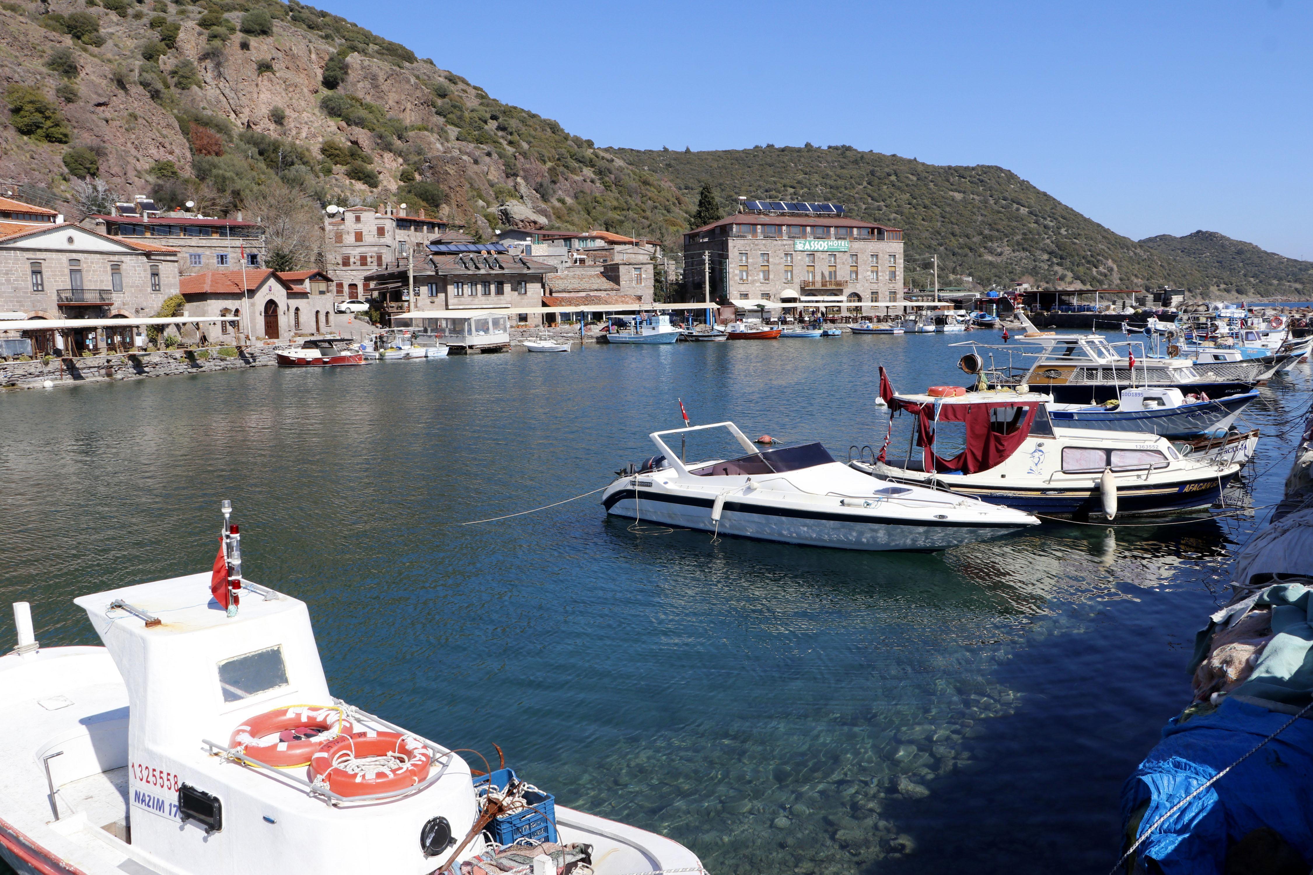 Afet bölgesi ilan edilen Assos Antik Limanında turistik tesisler kapatıldı