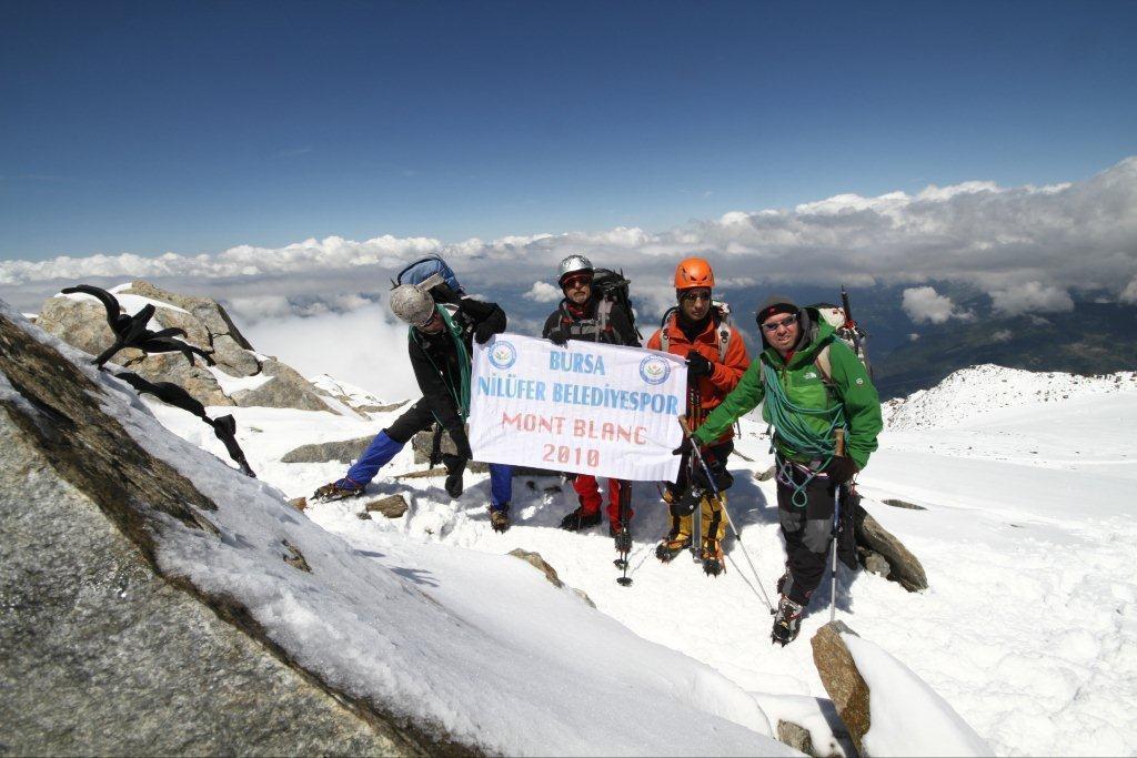 5 kıtada 5 dağa tırmanan görme engelli dağcı, pandemide idmanlarını parkta yapıyor