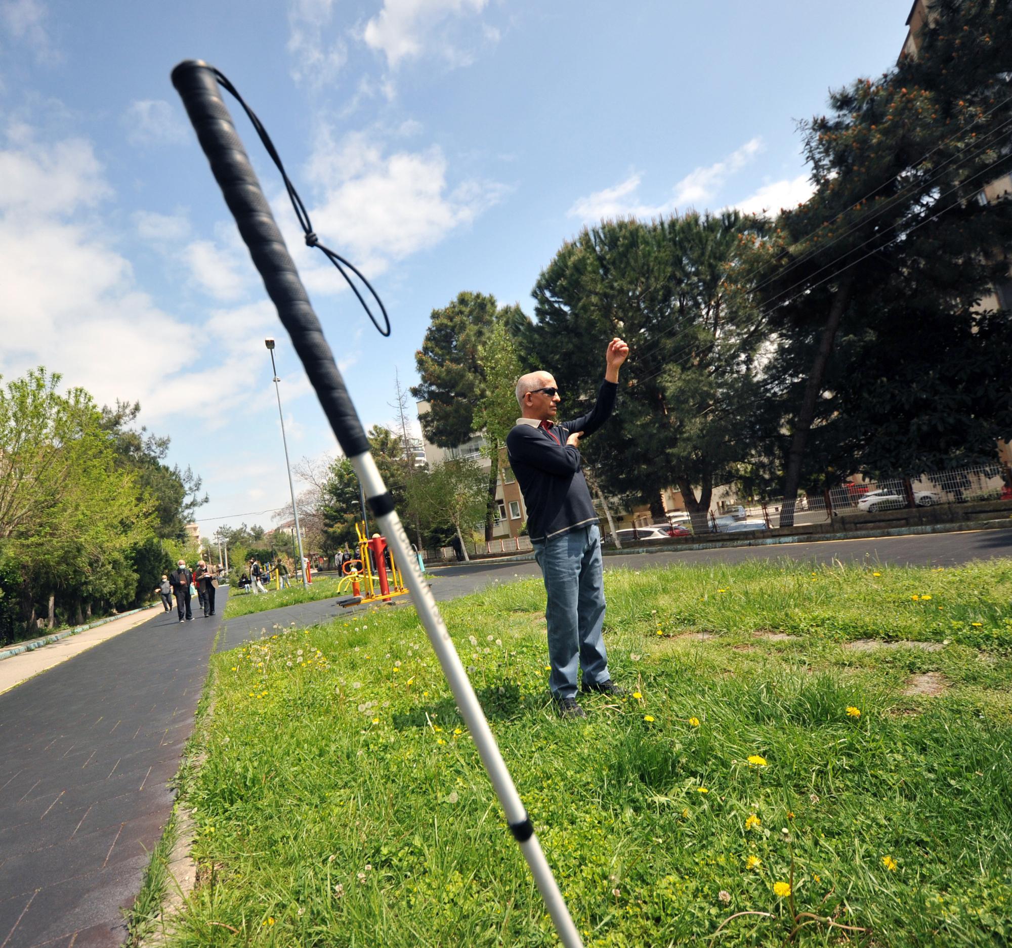 5 kıtada 5 dağa tırmanan görme engelli dağcı, pandemide idmanlarını parkta yapıyor