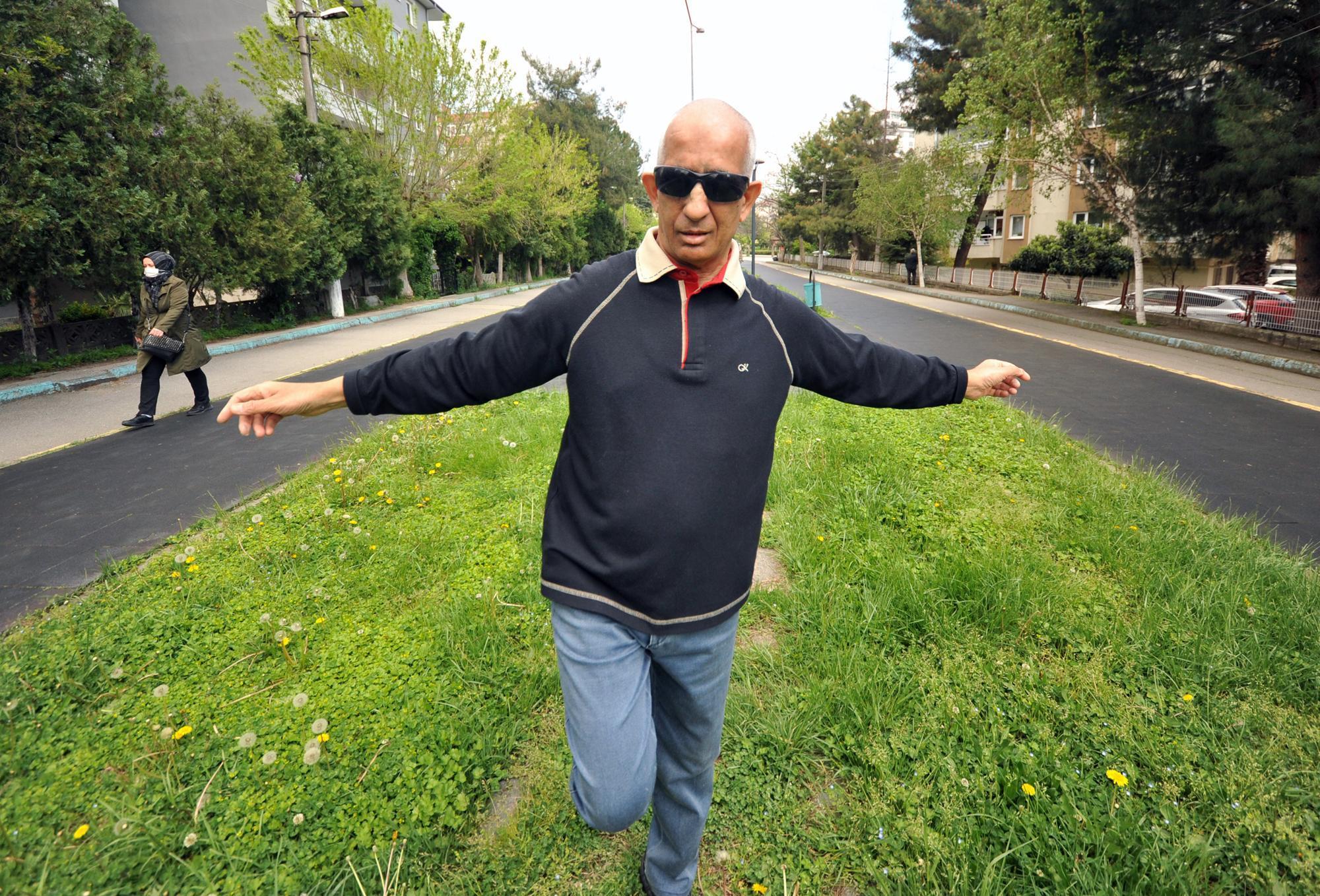 5 kıtada 5 dağa tırmanan görme engelli dağcı, pandemide idmanlarını parkta yapıyor