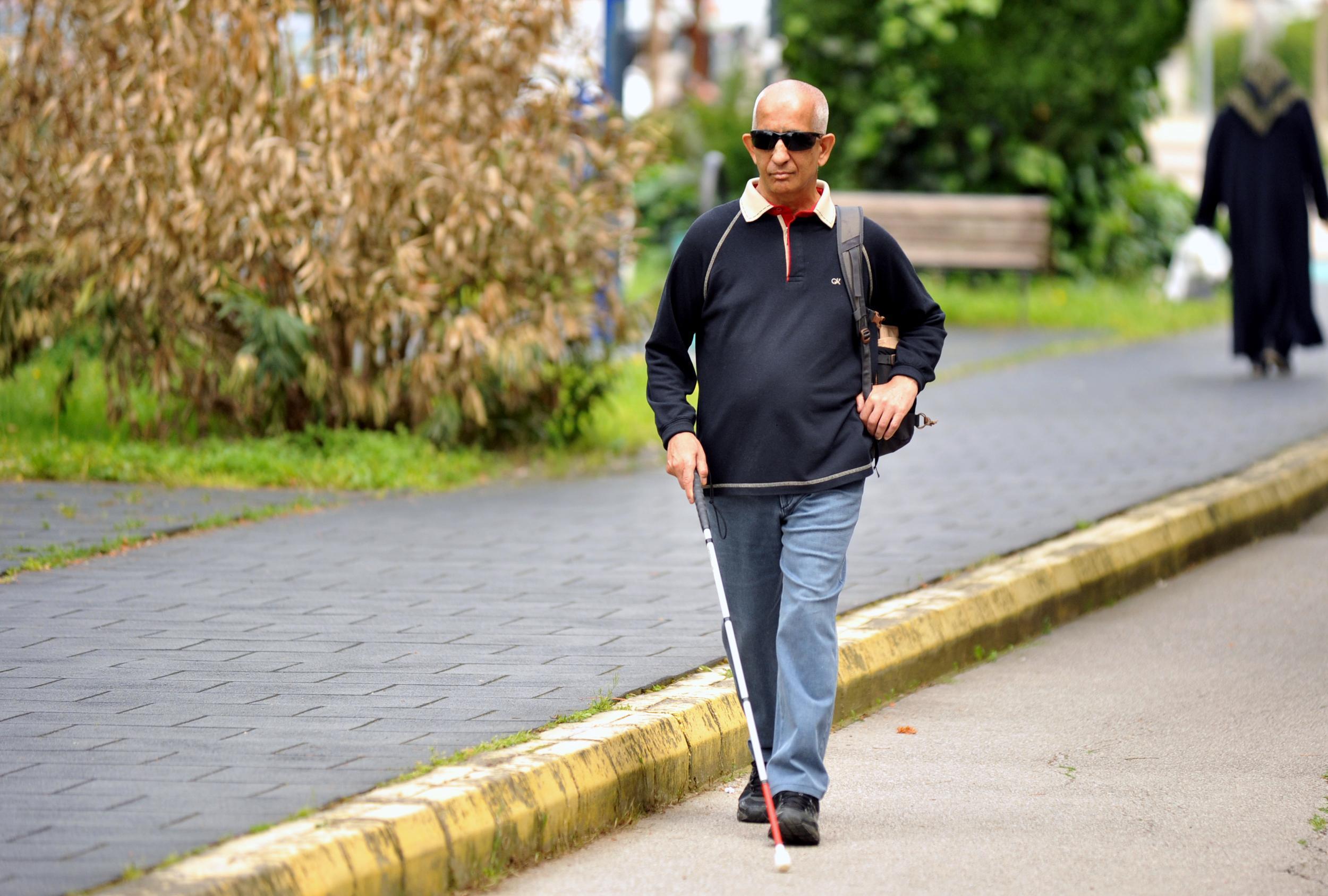 5 kıtada 5 dağa tırmanan görme engelli dağcı, pandemide idmanlarını parkta yapıyor