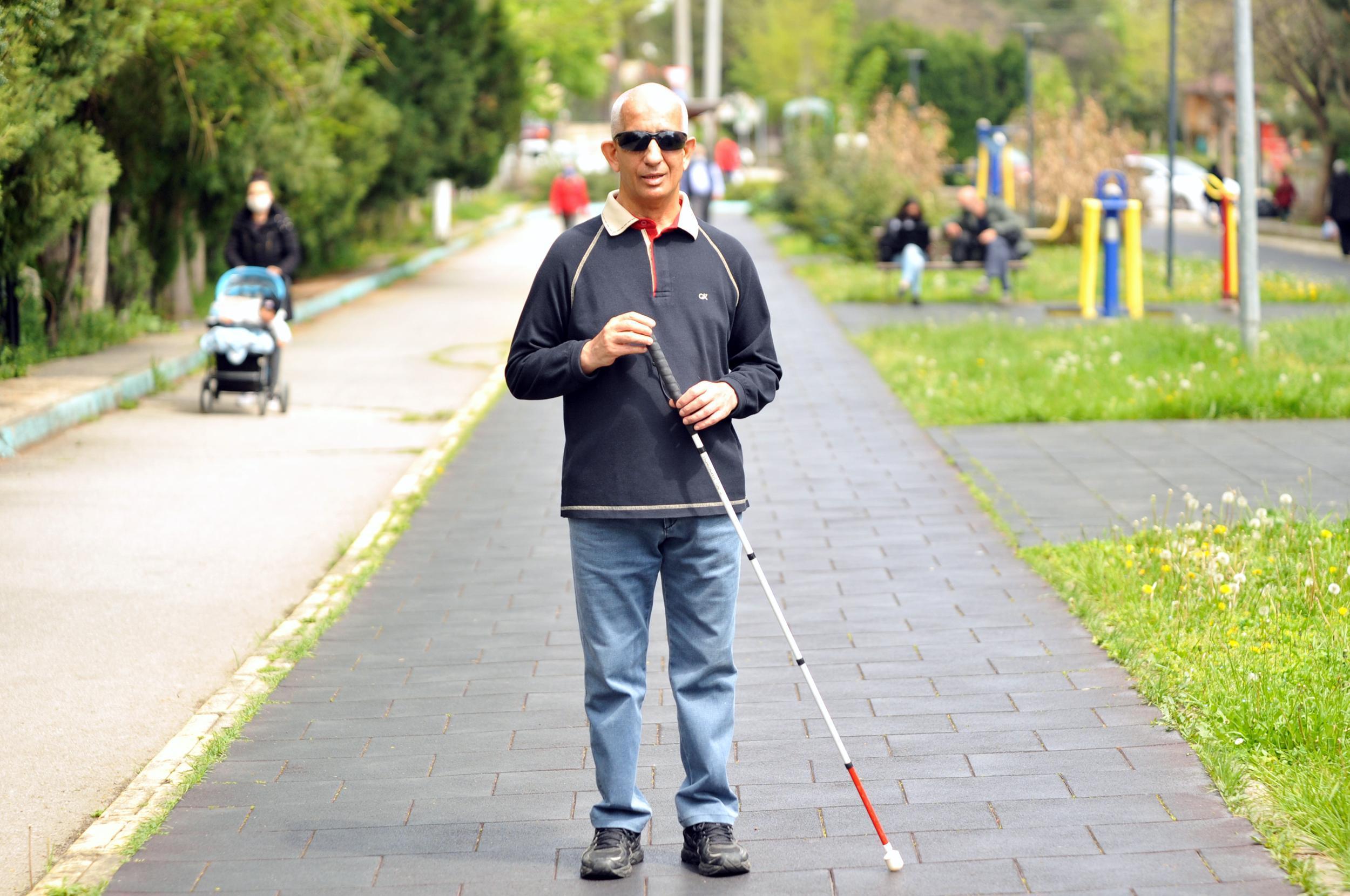 5 kıtada 5 dağa tırmanan görme engelli dağcı, pandemide idmanlarını parkta yapıyor