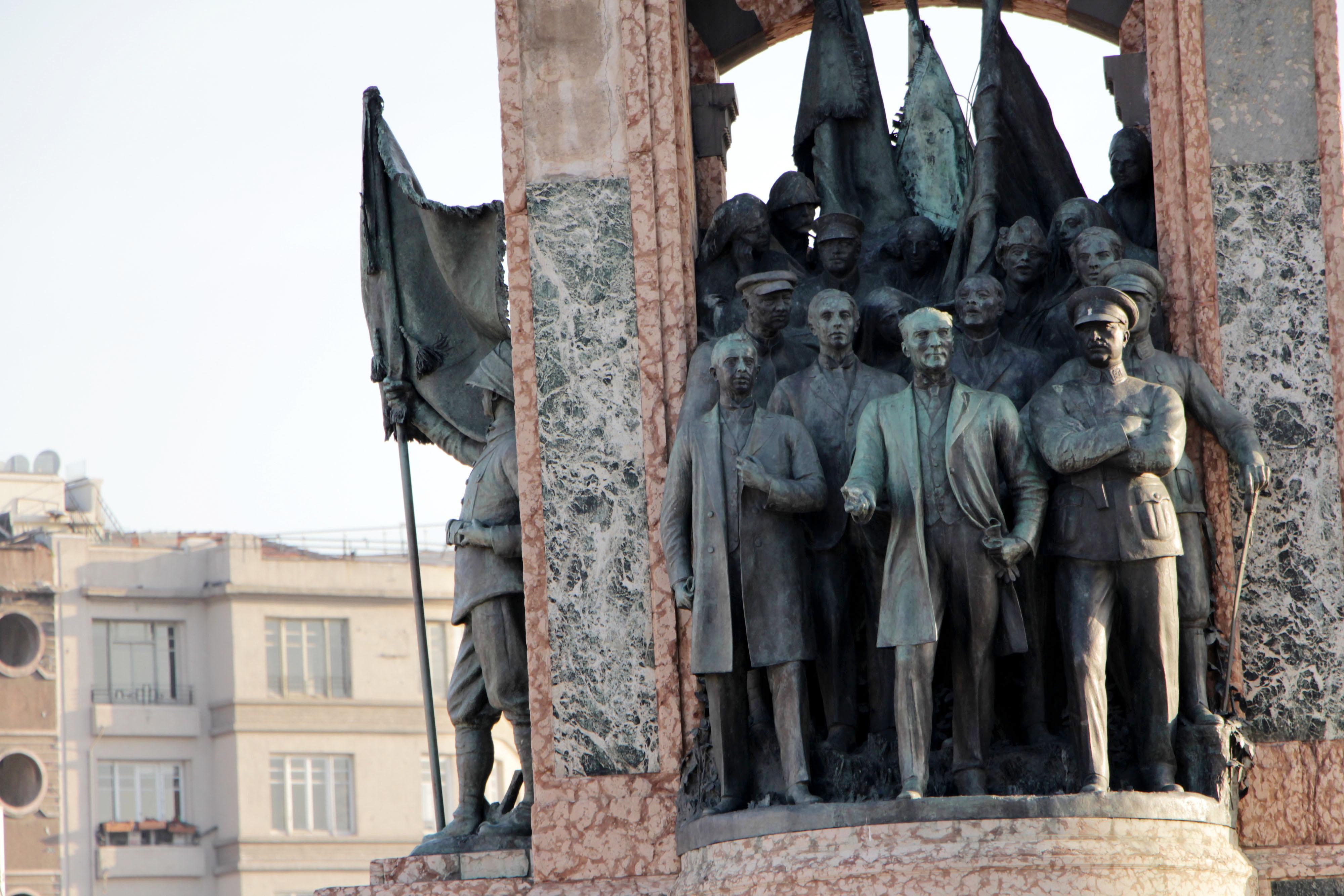 Taksim Cumhuriyet Anıtında yıllardır fark edilmeyen ayrıntı