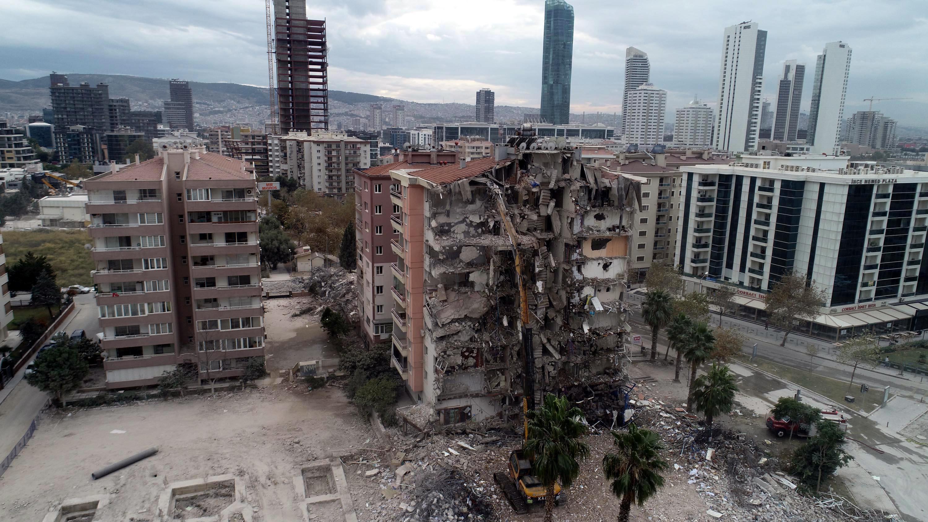 İzmir depremiyle ilgili gözaltı sayısı 17ye yükseldi