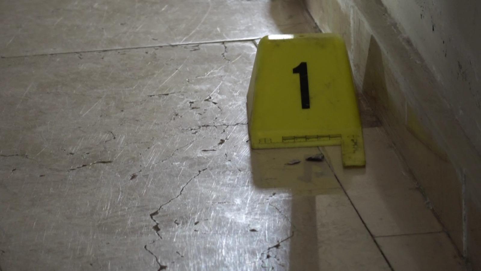 Apartman girişinde, eşini başından vurup öldürdü