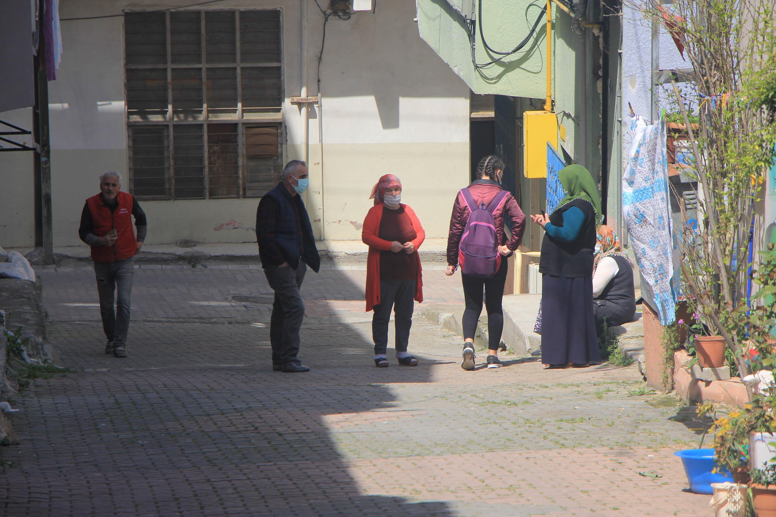 Apartman girişinde, eşini başından vurup öldürdü