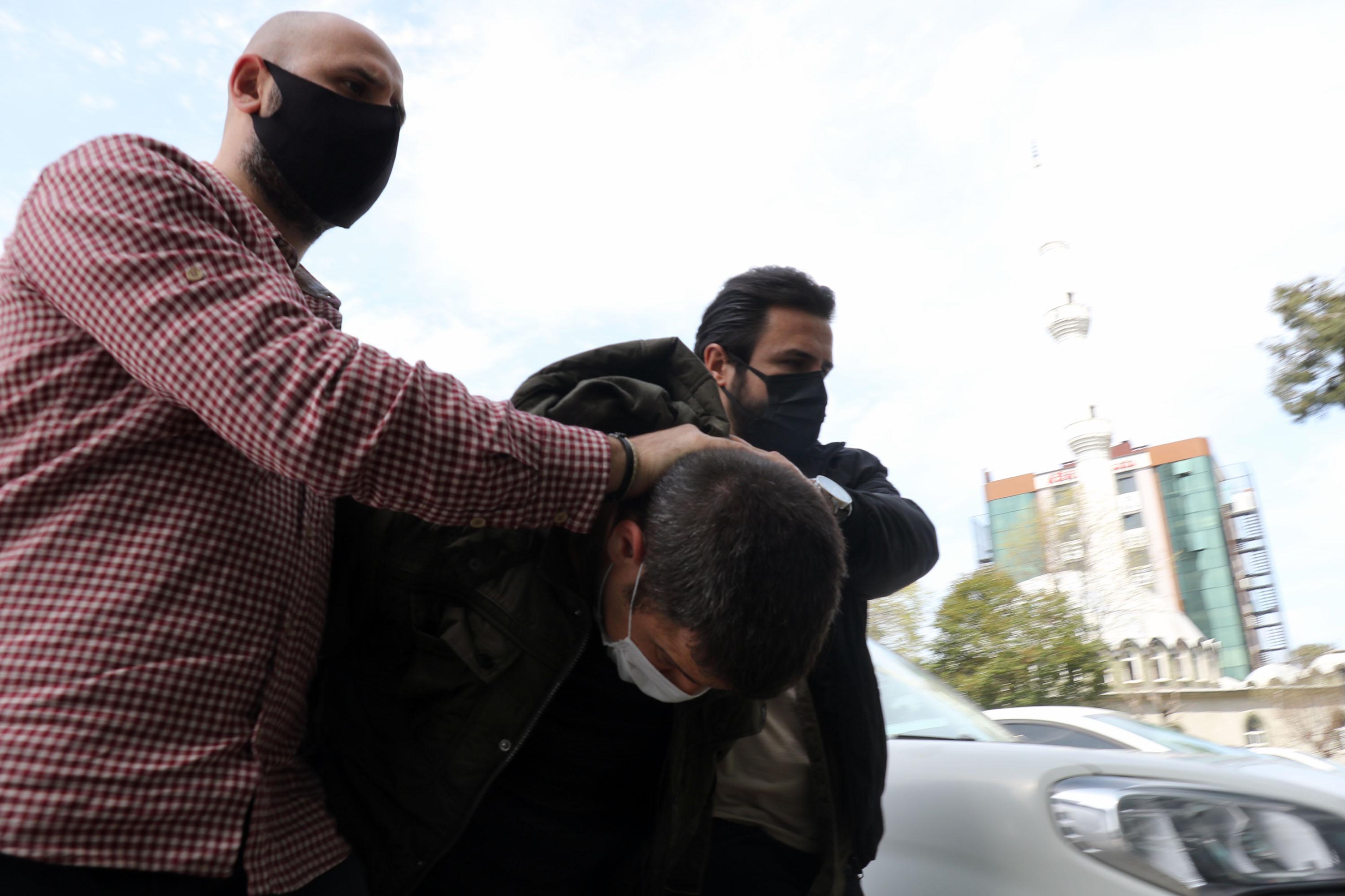 Apartman girişinde, eşini başından vurup öldürdü