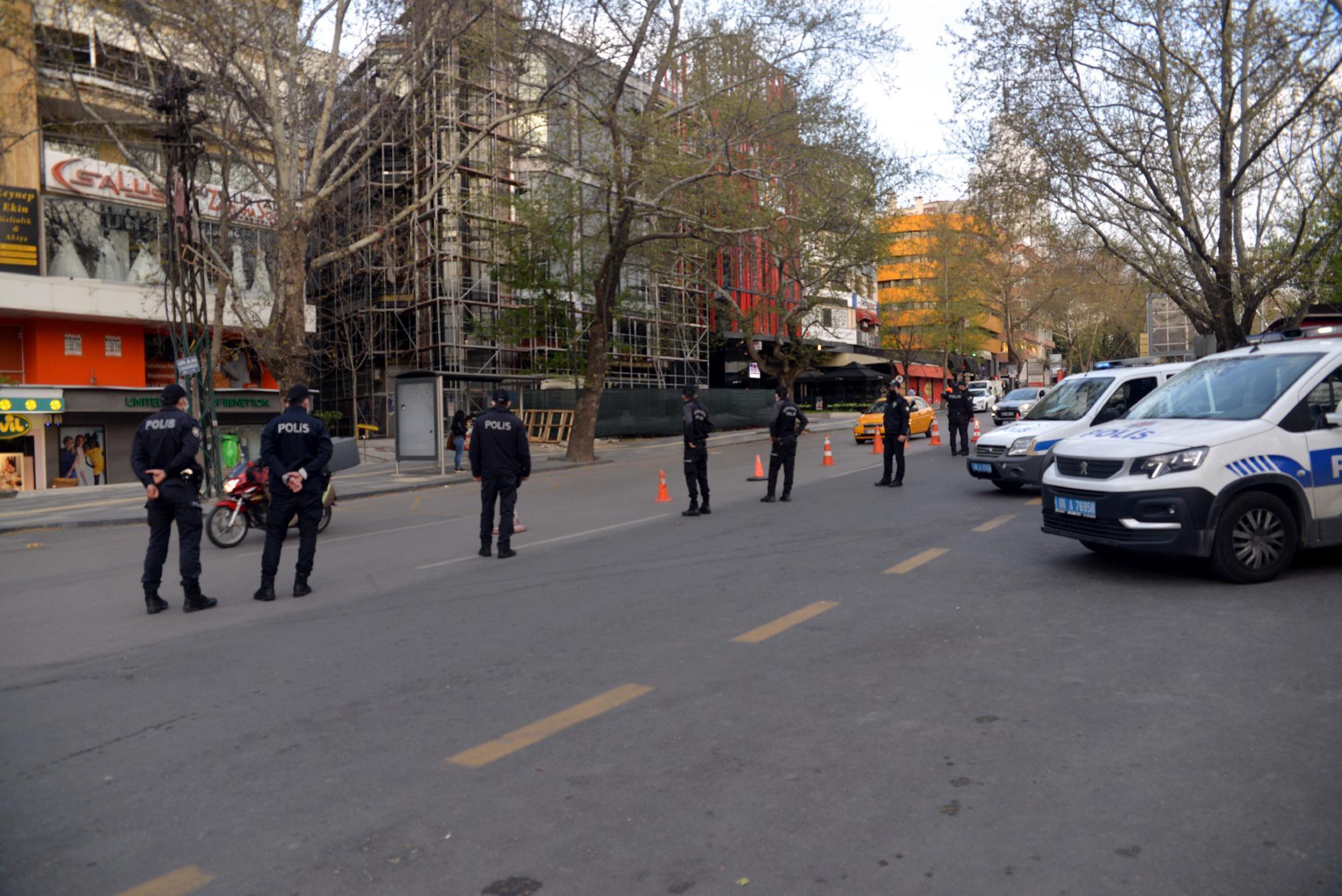 17 günlük tam kapanma başladı, meydanlar boş kaldı