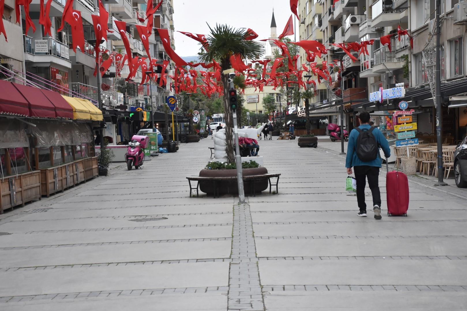 17 günlük tam kapanma başladı, meydanlar boş kaldı