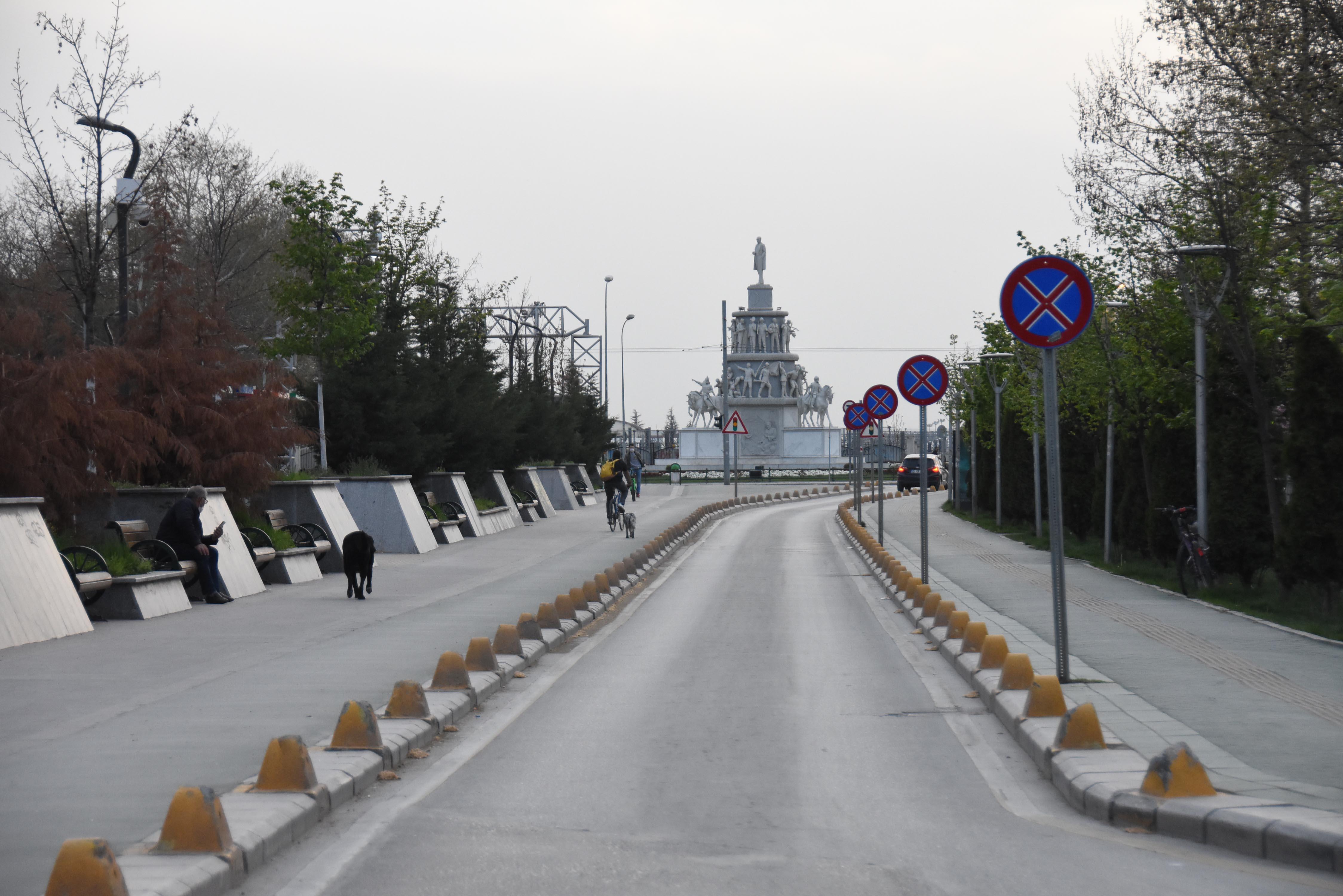 17 günlük tam kapanma başladı, meydanlar boş kaldı