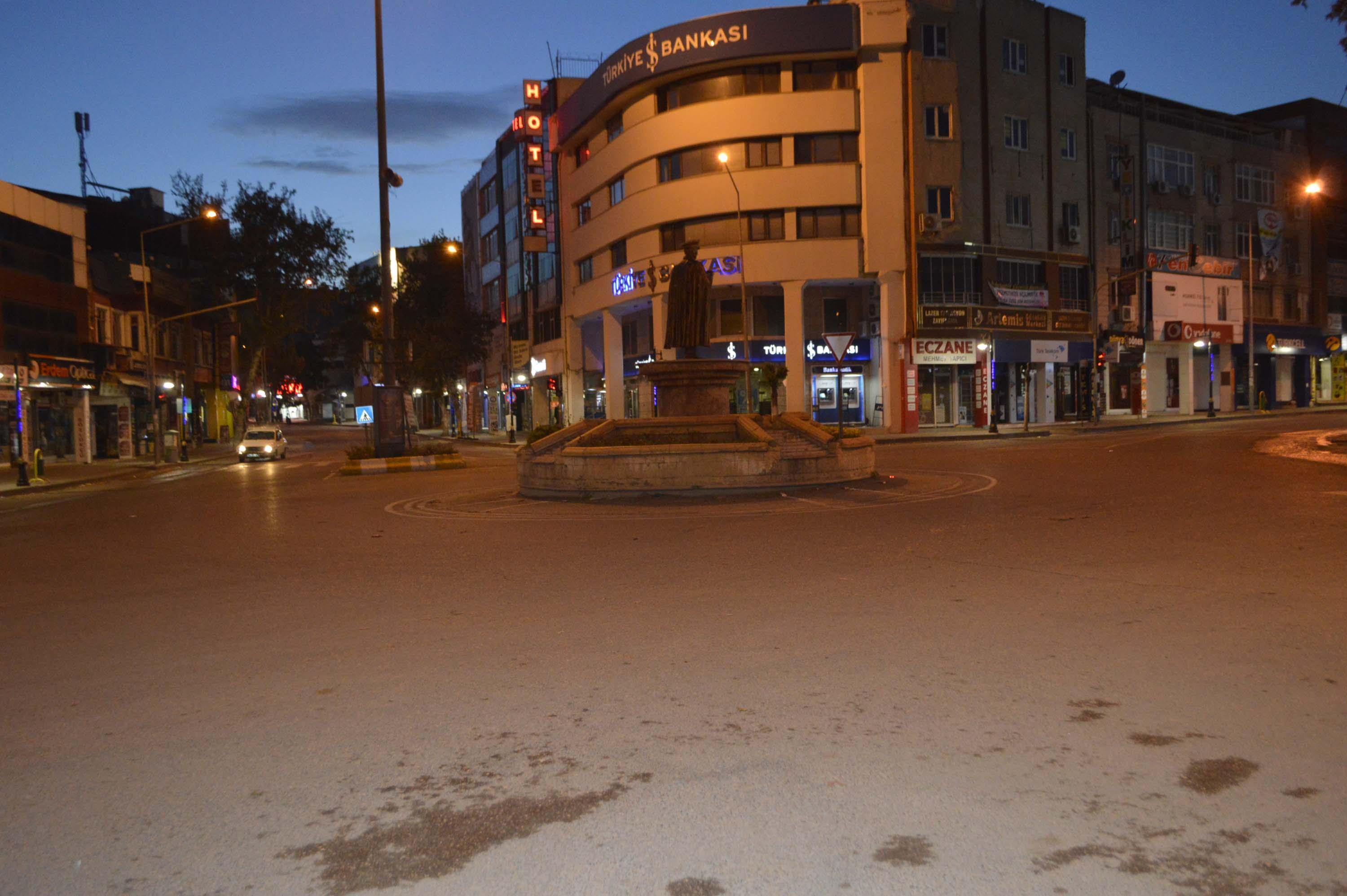 17 günlük tam kapanma başladı, meydanlar boş kaldı