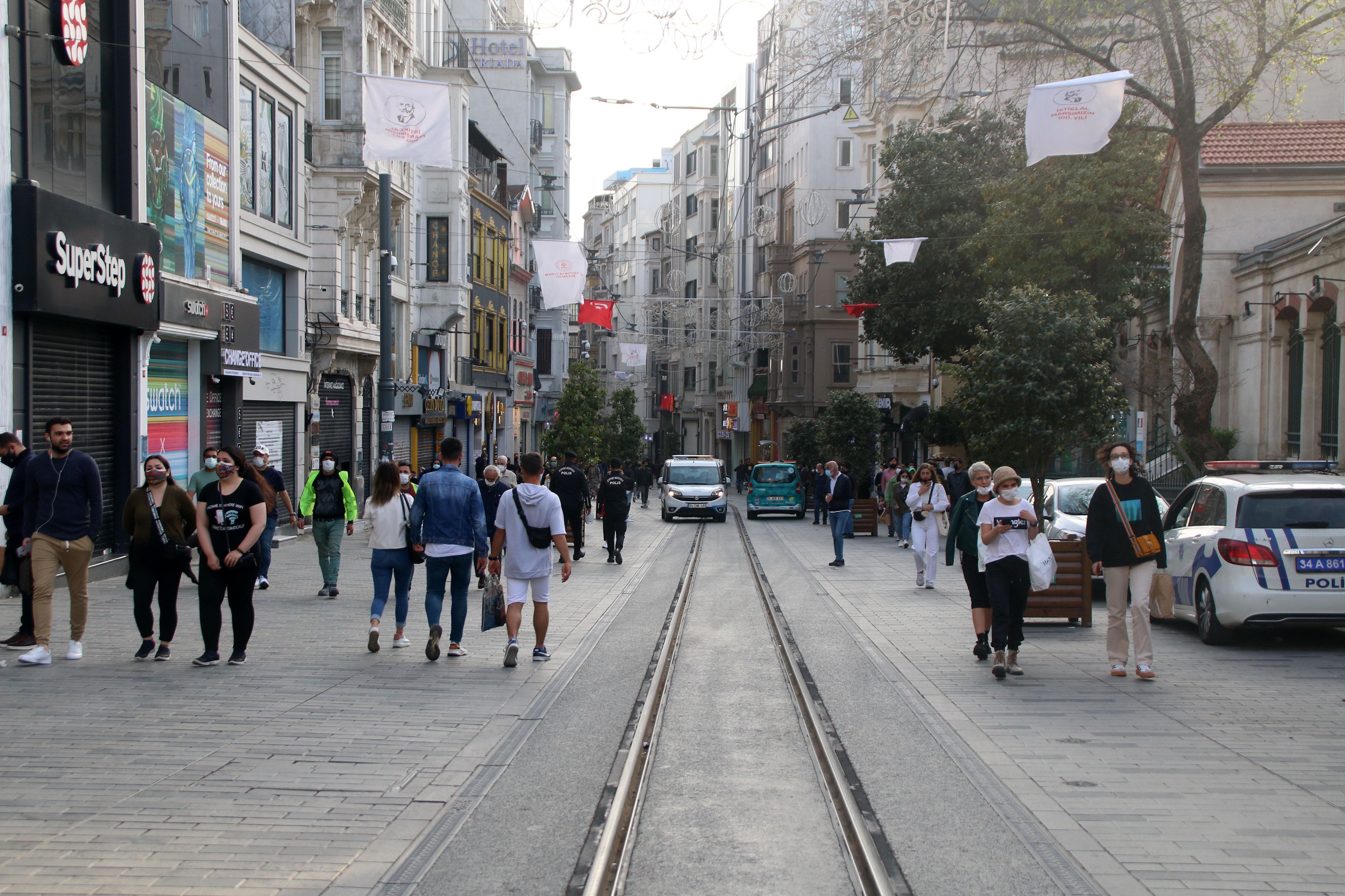 17 günlük tam kapanma başladı, meydanlar boş kaldı