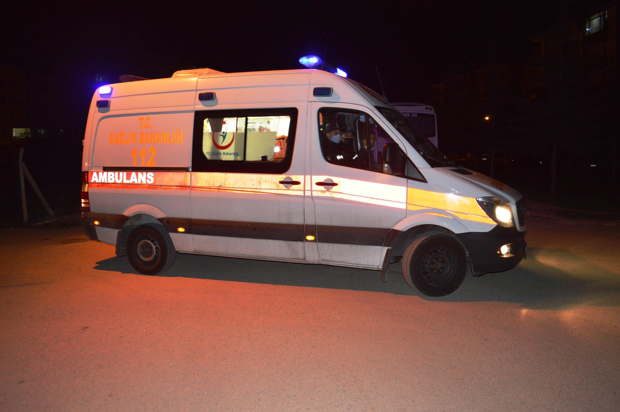 Husumetlilerin araçları çarpıştı, çıkan tartışma kanlı bitti: 1 ölü, 2 yaralı