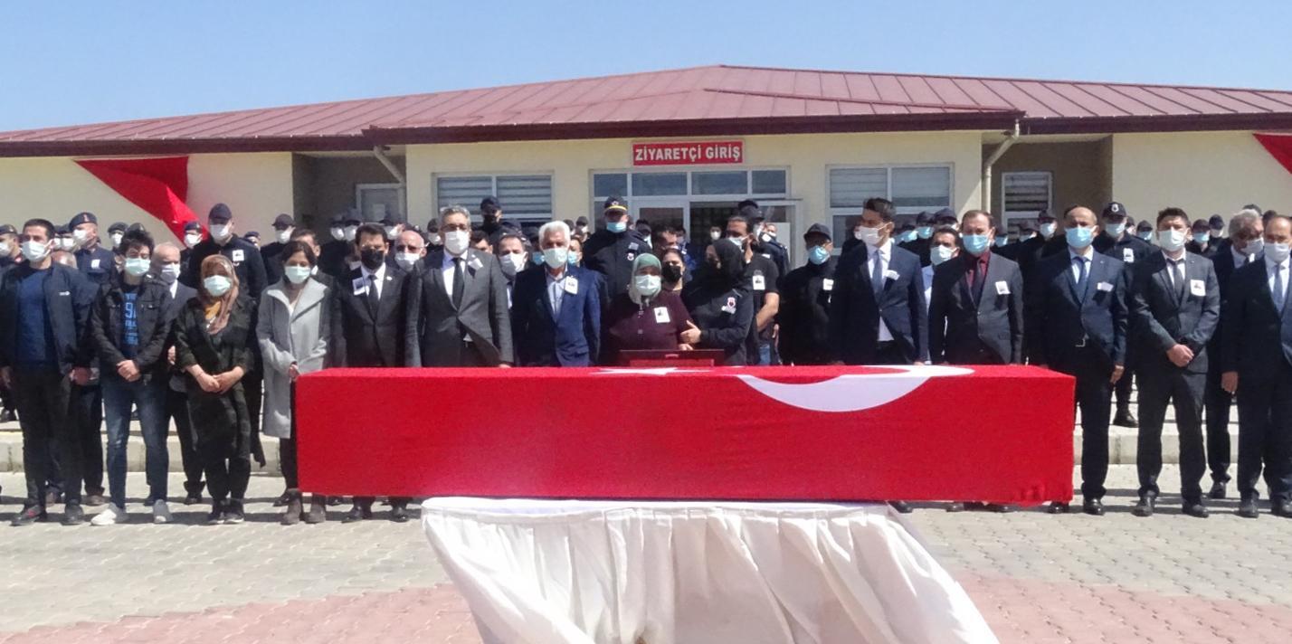 Üzerine nizamiye kapısı devrilen infaz ve koruma memuru öldü