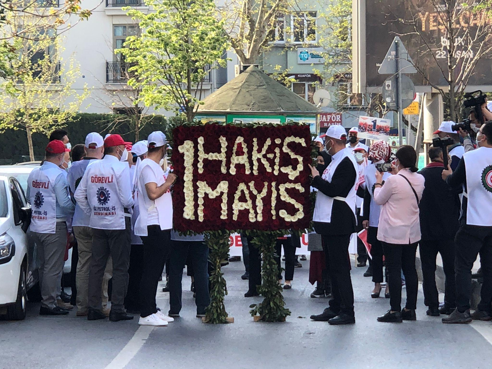 HAK-İŞ, Taksim Cumhuriyet Anıtına çelenk bıraktı