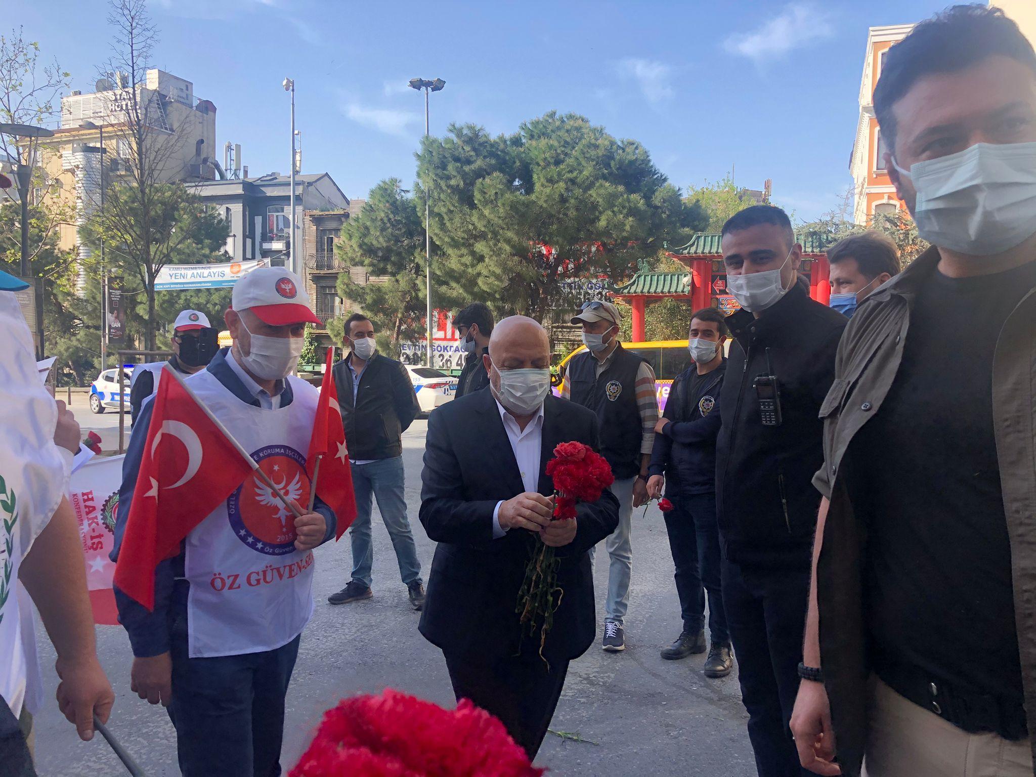 HAK-İŞ, Taksim Cumhuriyet Anıtına çelenk bıraktı